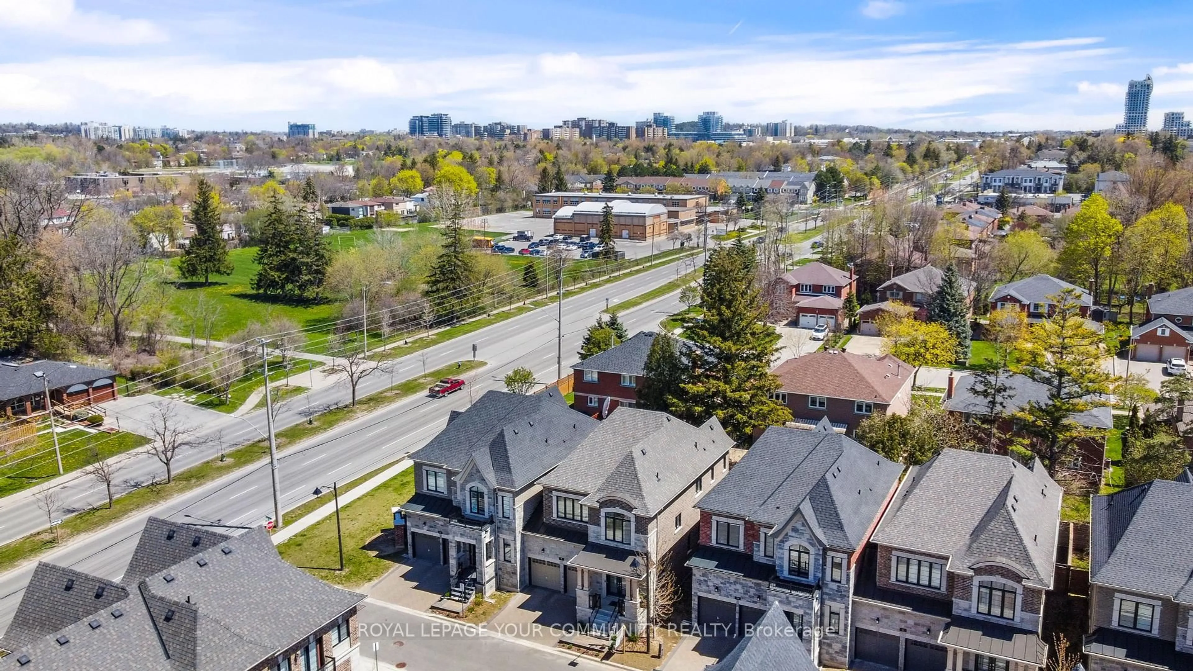 A pic from outside/outdoor area/front of a property/back of a property/a pic from drone, street for 8 Duncombe Lane, Richmond Hill Ontario L4C 1C2