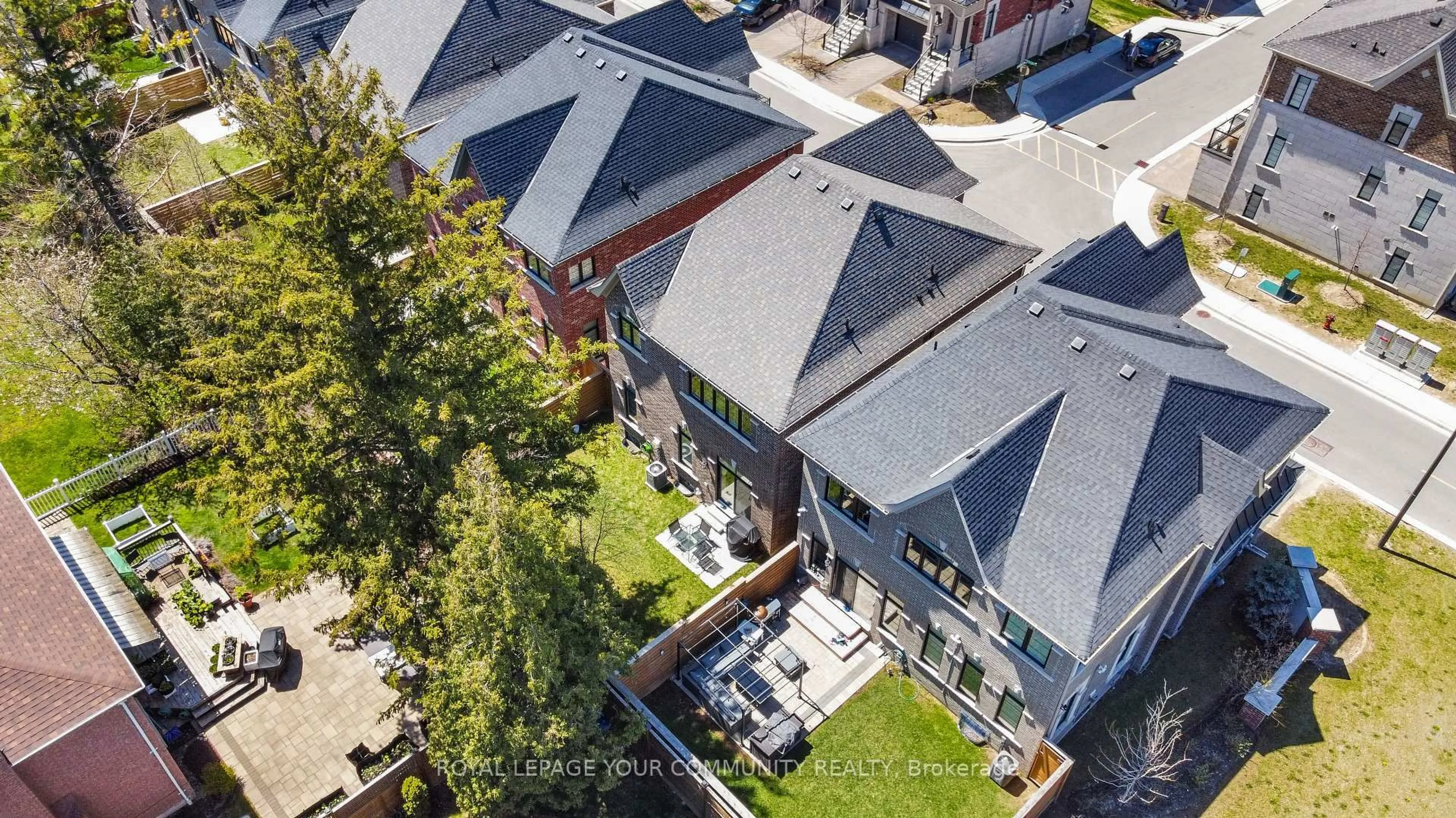 A pic from outside/outdoor area/front of a property/back of a property/a pic from drone, city buildings view from balcony for 8 Duncombe Lane, Richmond Hill Ontario L4C 1C2