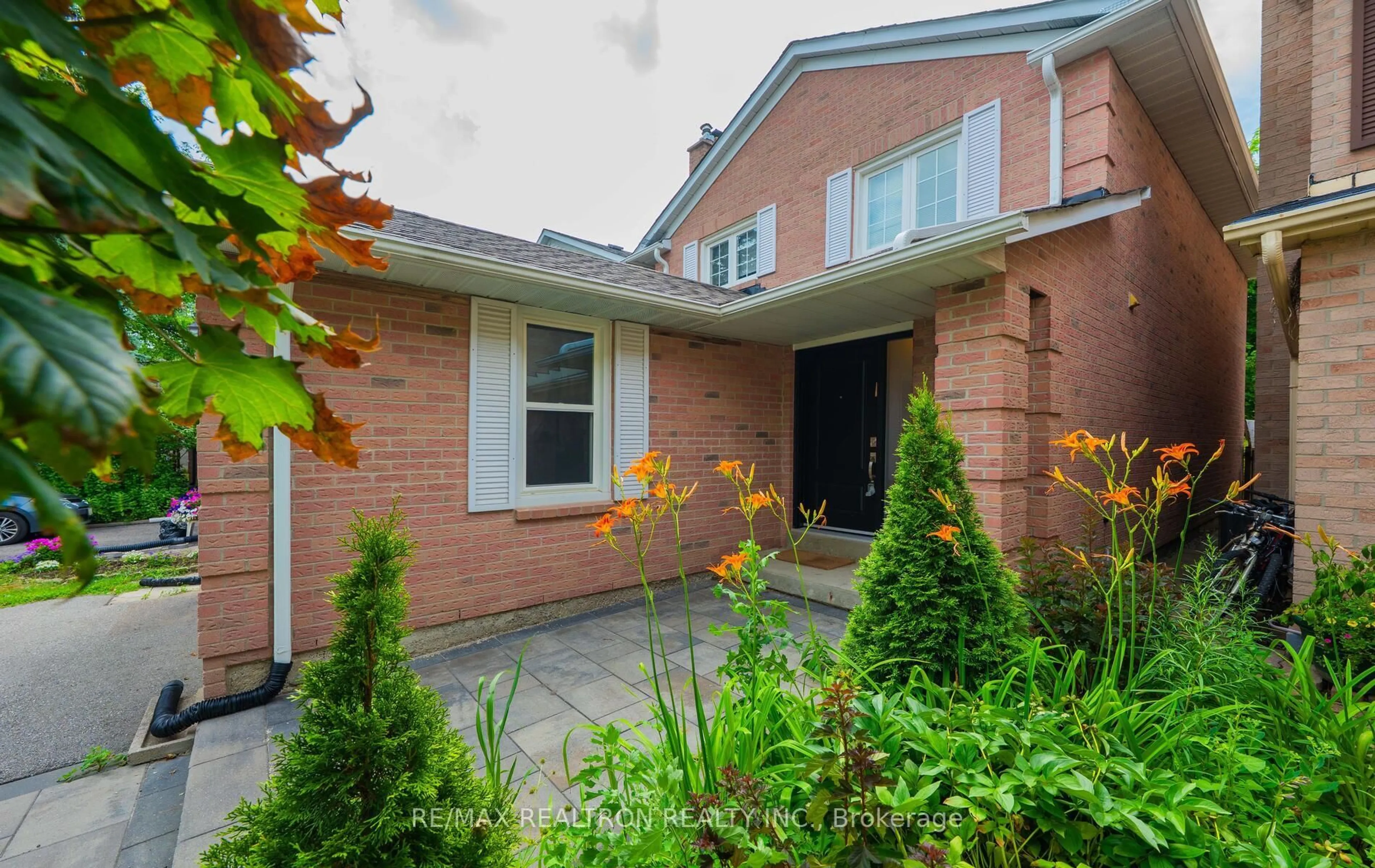 Home with brick exterior material, street for 100 Gilmore Cres, Vaughan Ontario L4J 3A1