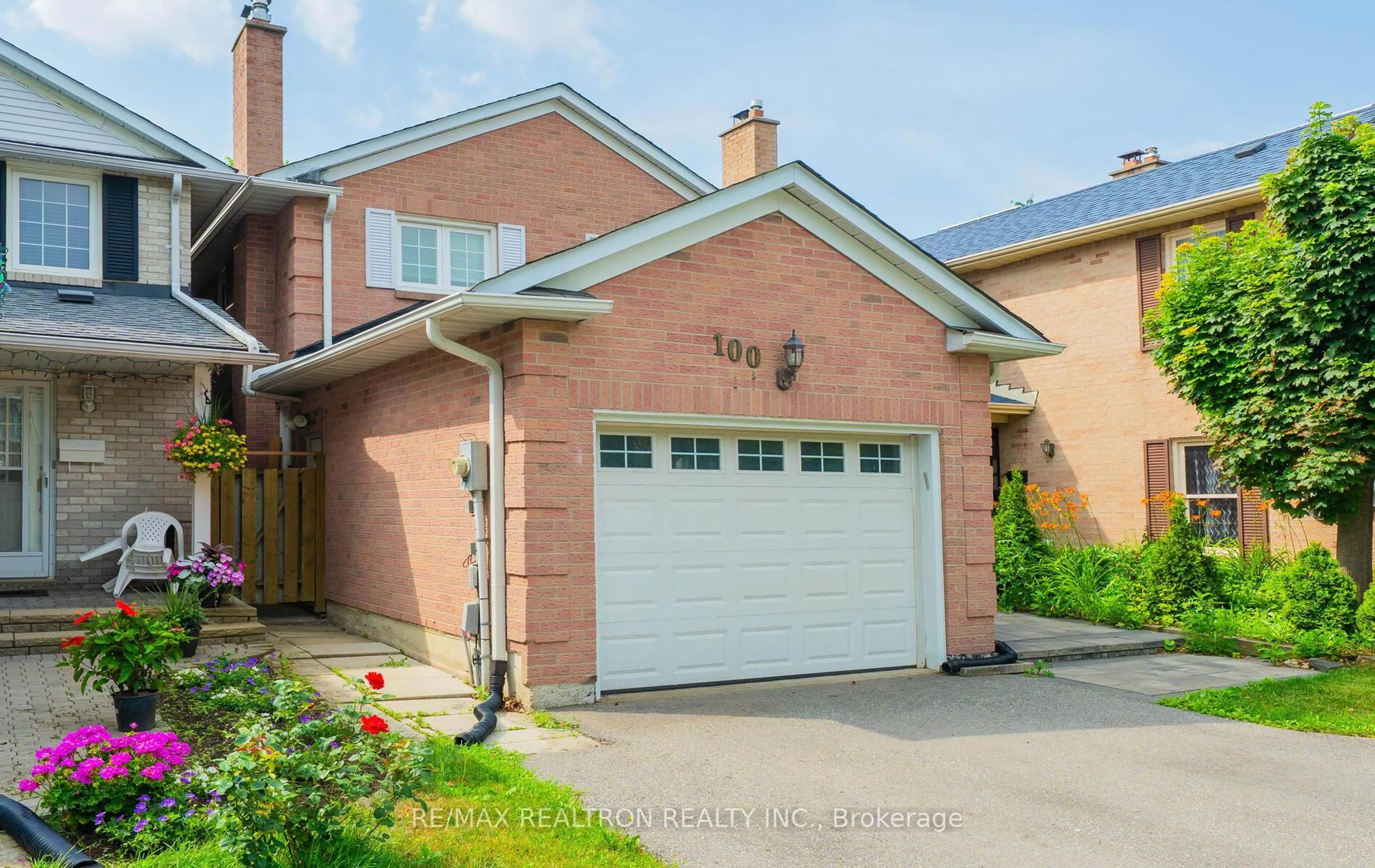 Home with brick exterior material, street for 100 Gilmore Cres, Vaughan Ontario L4J 3A1