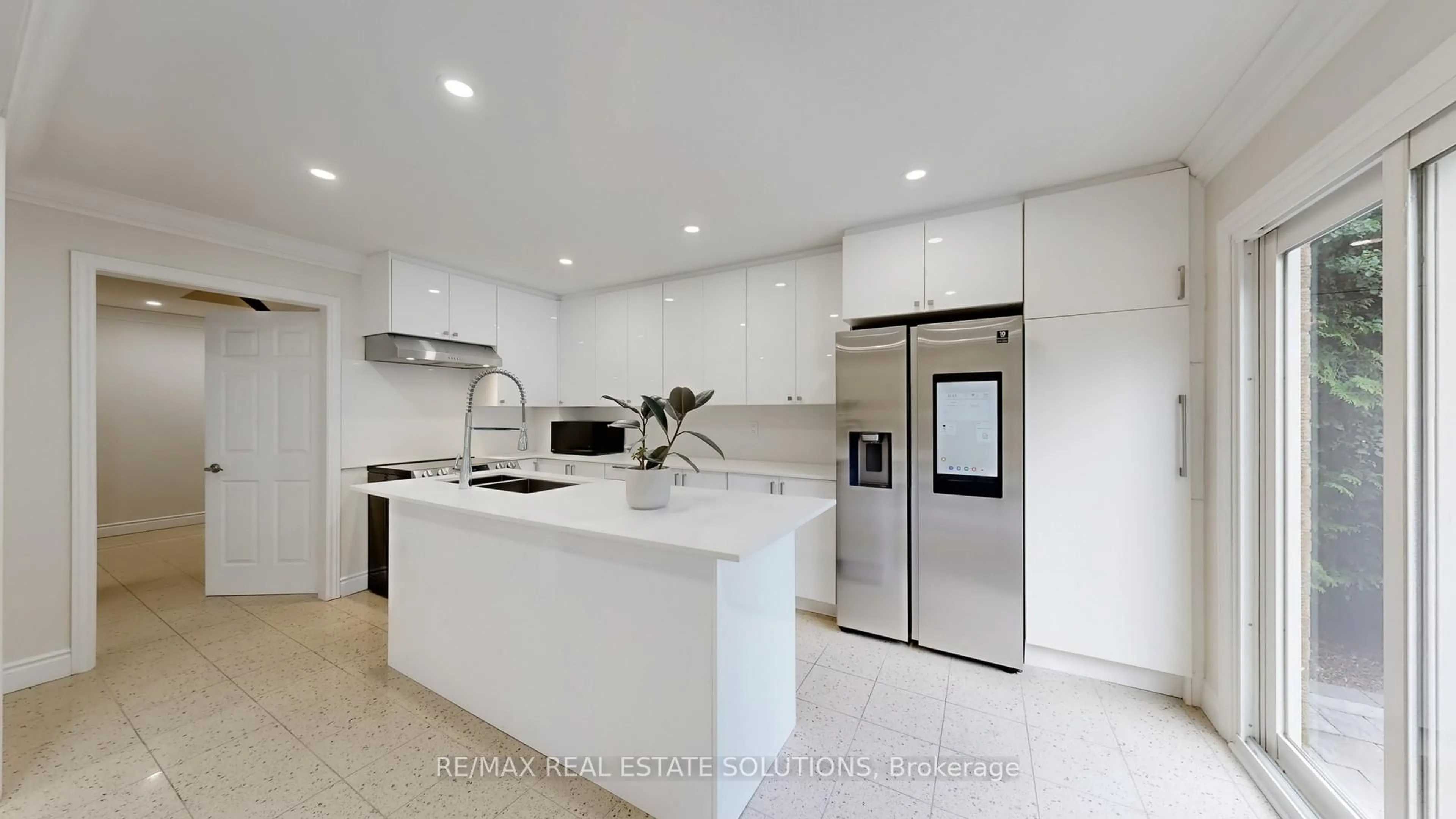 Contemporary kitchen, ceramic/tile floor for 3 Pauline Crt, Vaughan Ontario L4K 3G2