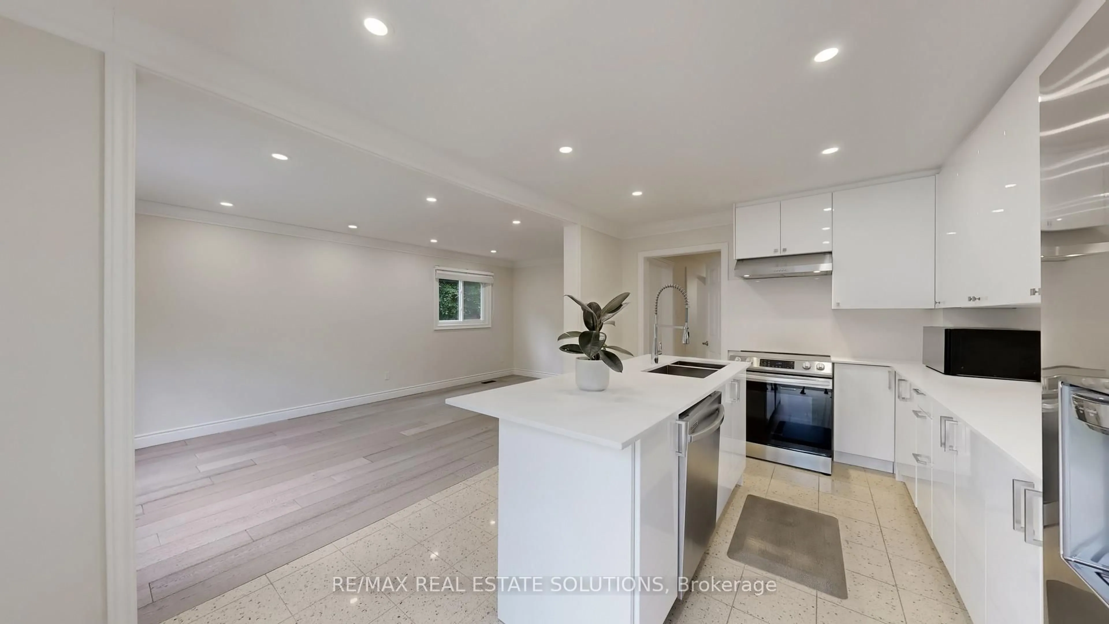 Open concept kitchen, unknown for 3 Pauline Crt, Vaughan Ontario L4K 3G2
