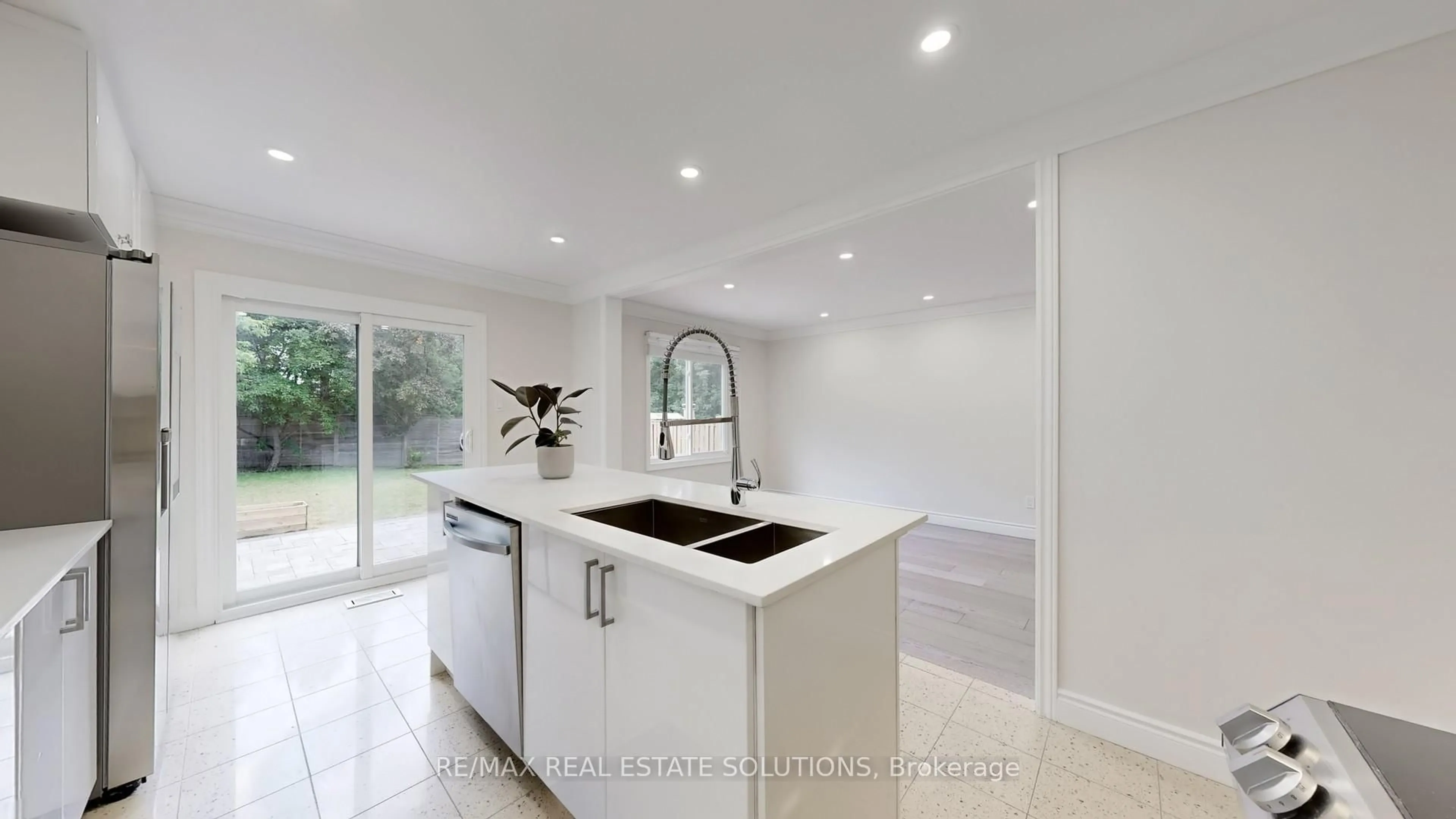 Open concept kitchen, ceramic/tile floor for 3 Pauline Crt, Vaughan Ontario L4K 3G2