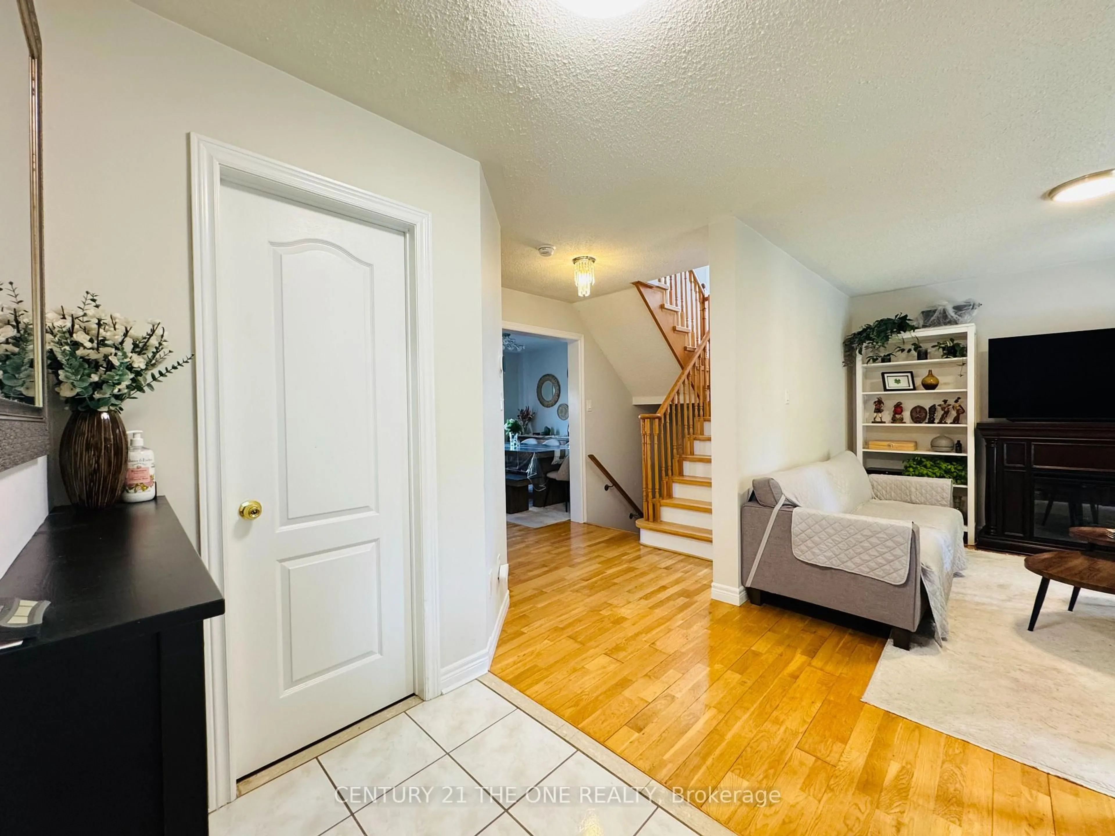 Indoor entryway for 60 Reddenhurst Cres, Georgina Ontario L4P 4G2