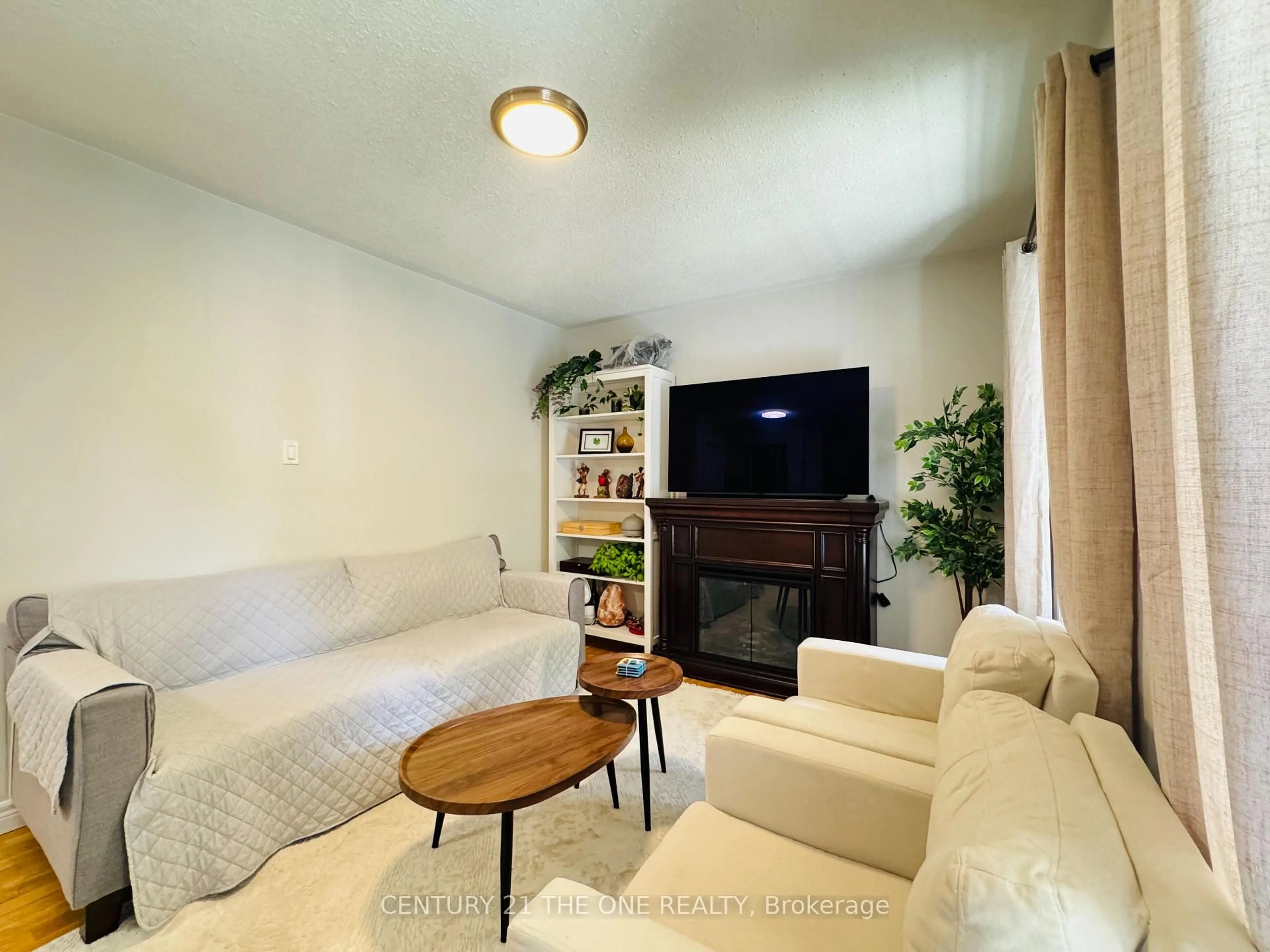 Living room with furniture, unknown for 60 Reddenhurst Cres, Georgina Ontario L4P 4G2