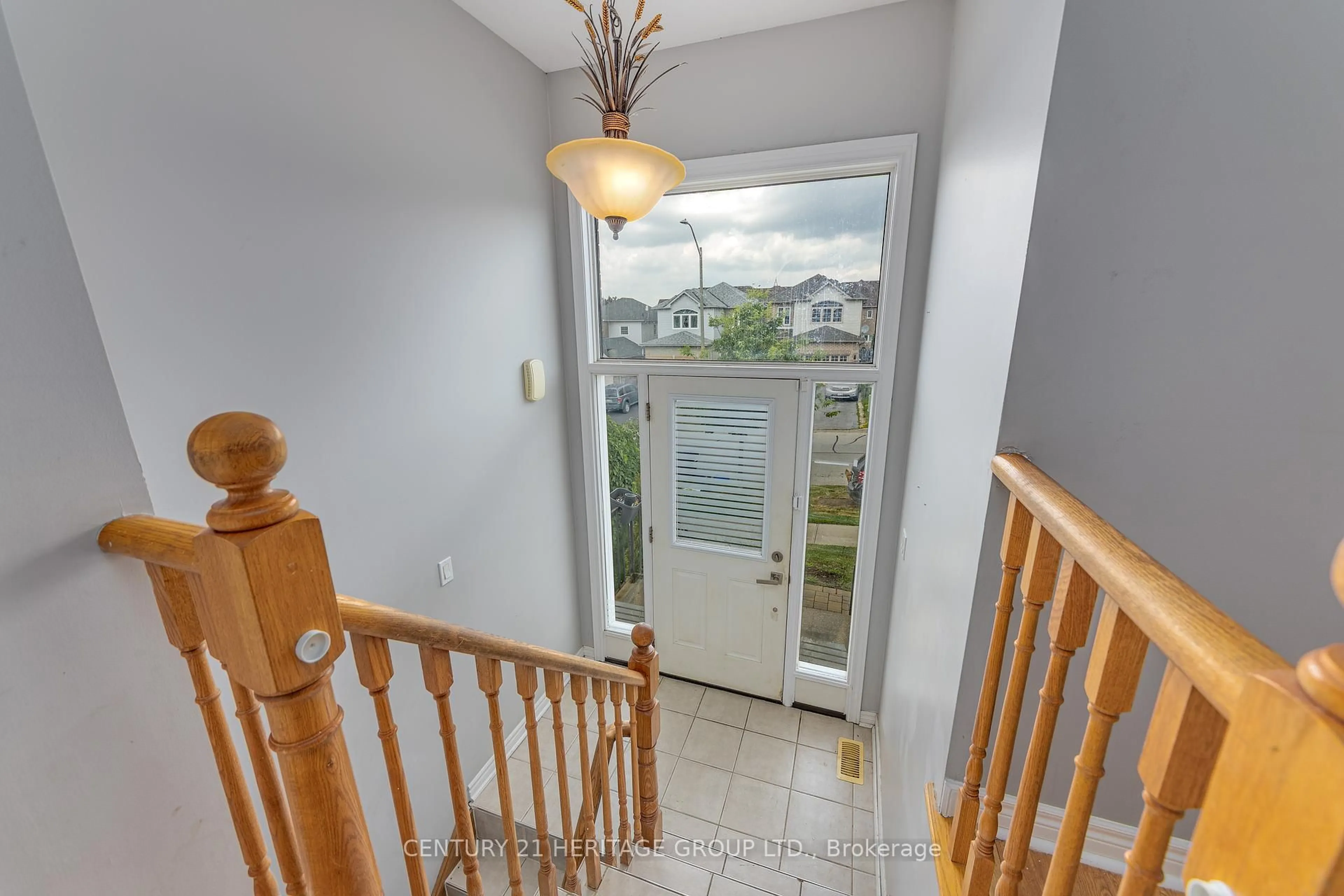 Indoor foyer for 55 Breeze Dr, Bradford West Gwillimbury Ontario L3Z 3A6