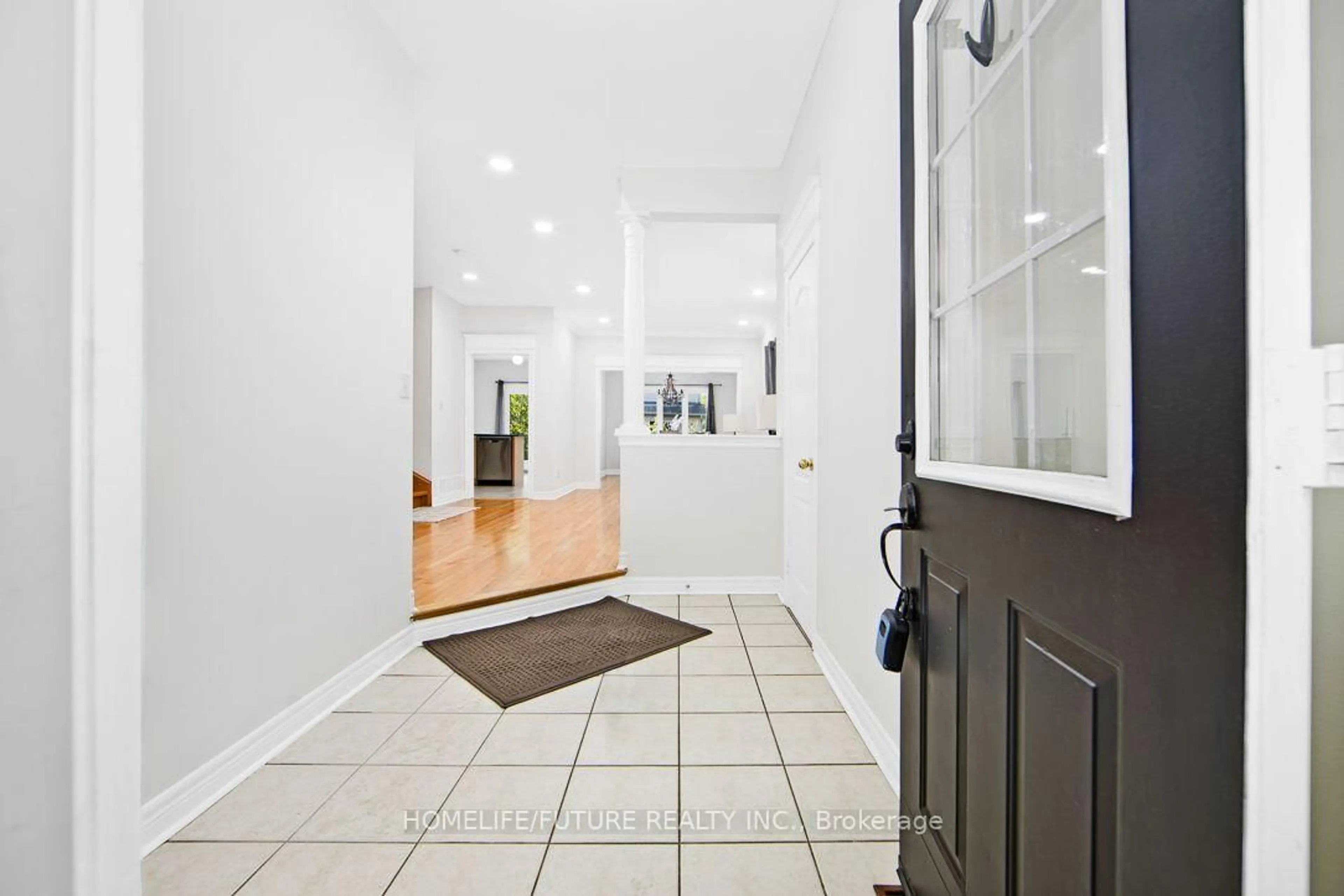 Indoor foyer for 294 Mcbride Cres, Newmarket Ontario L3X 2W3