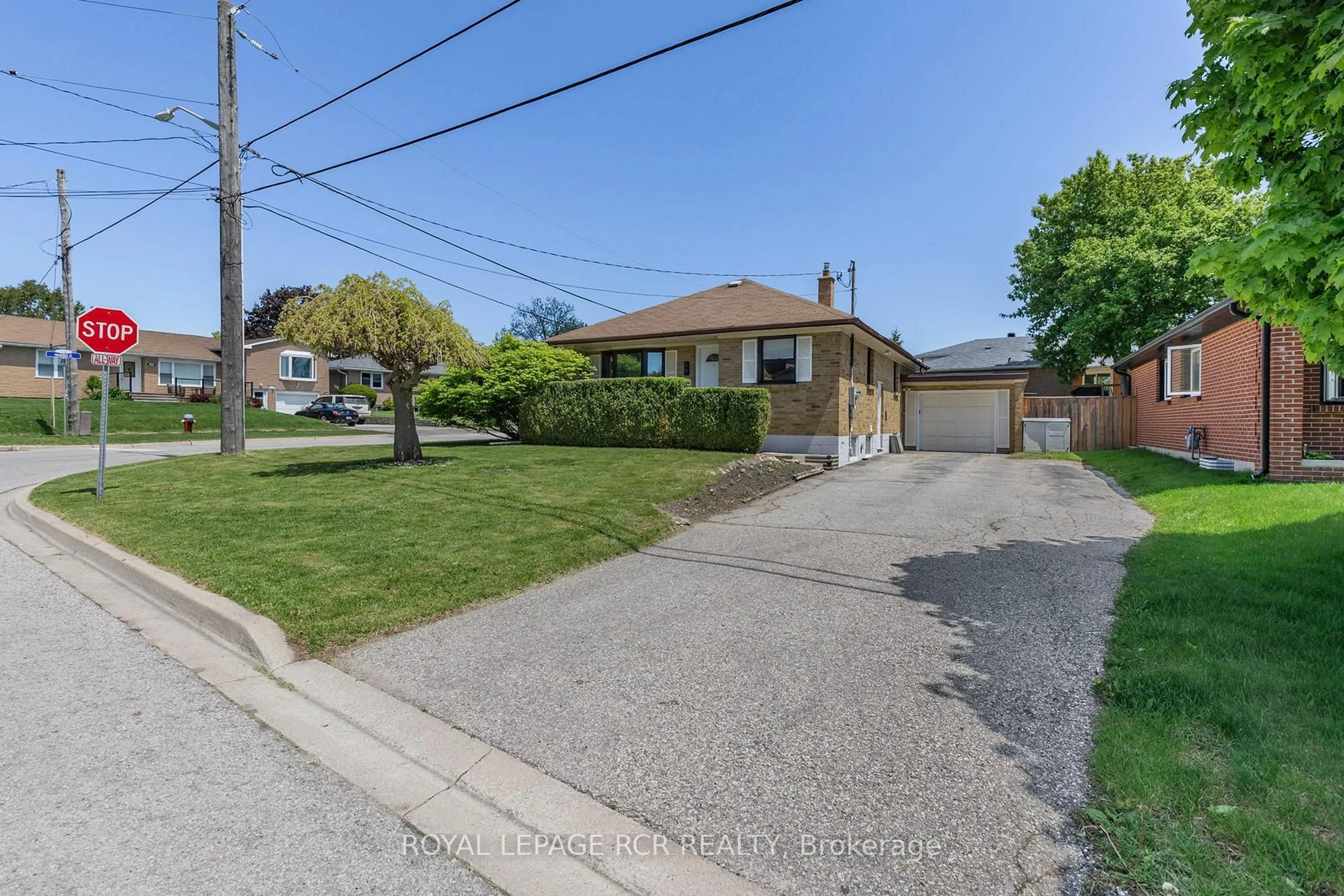 A pic from outside/outdoor area/front of a property/back of a property/a pic from drone, street for 99 Thornton Ave, Bradford West Gwillimbury Ontario L3Z 1N3