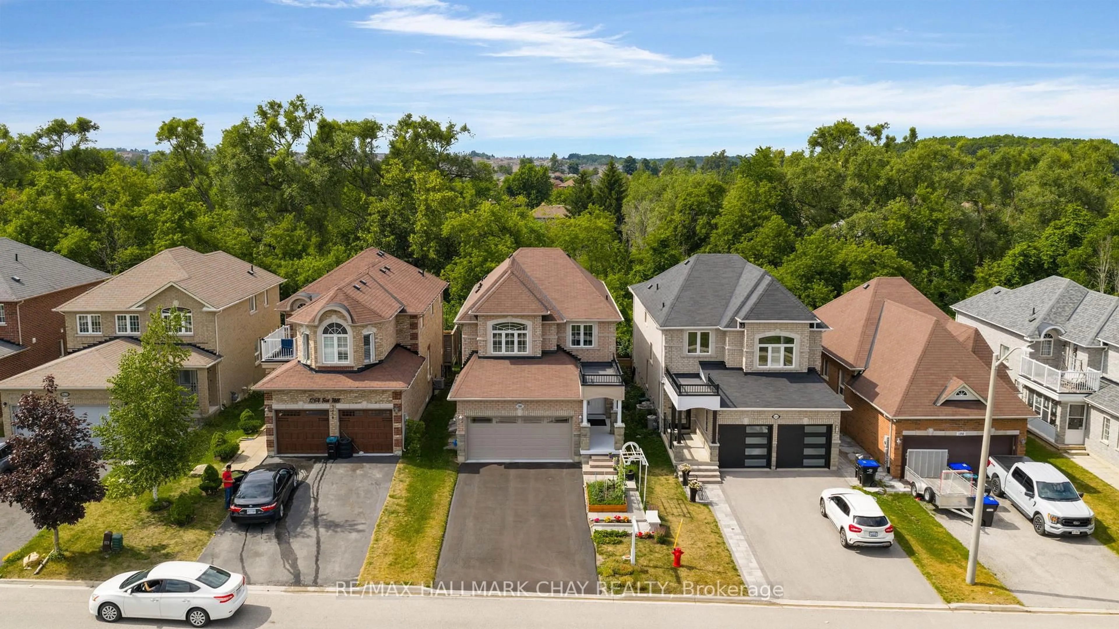 A pic from outside/outdoor area/front of a property/back of a property/a pic from drone, street for 1260 Fox Hill St, Innisfil Ontario L9S 4Y5