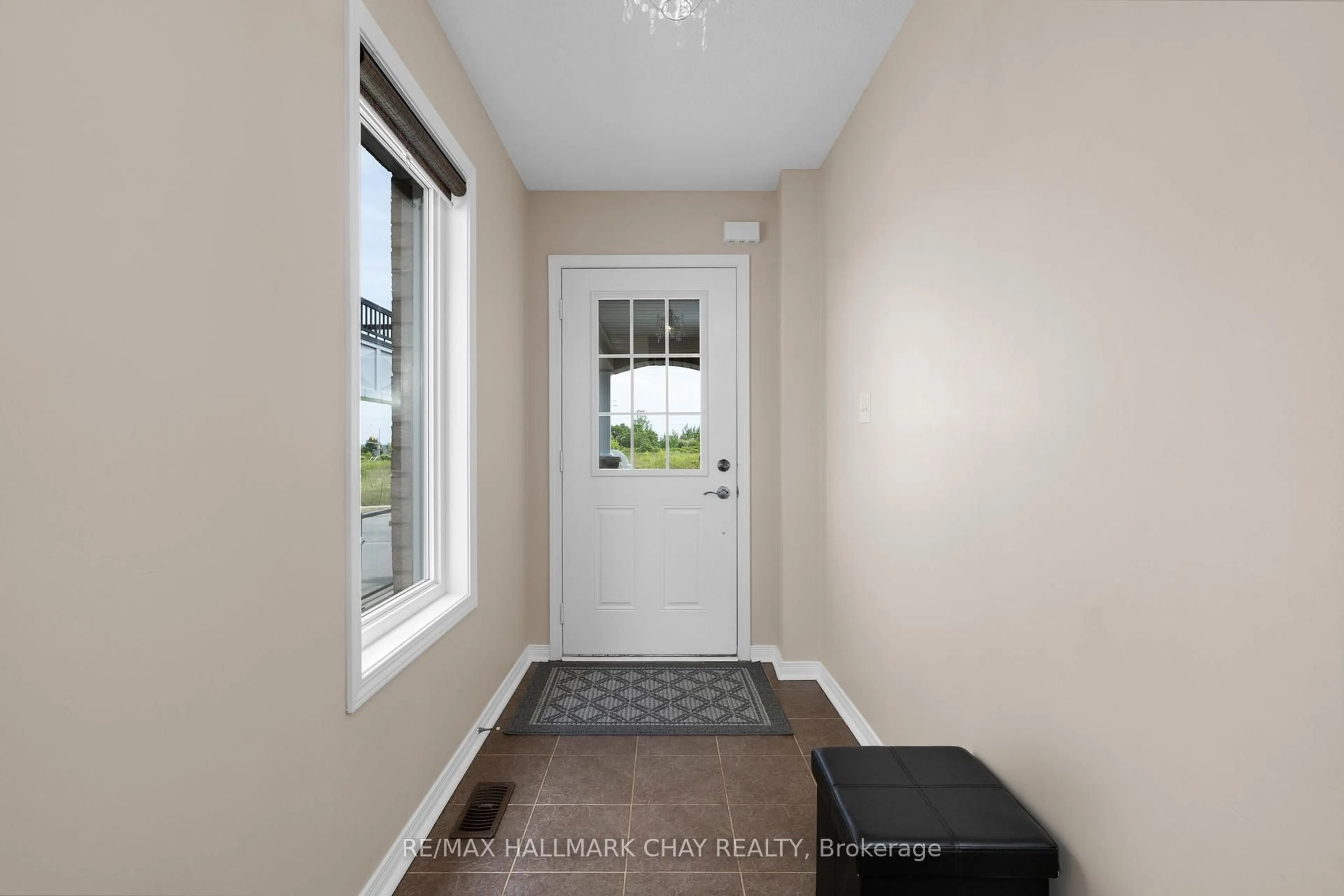 Indoor entryway for 1260 Fox Hill St, Innisfil Ontario L9S 4Y5