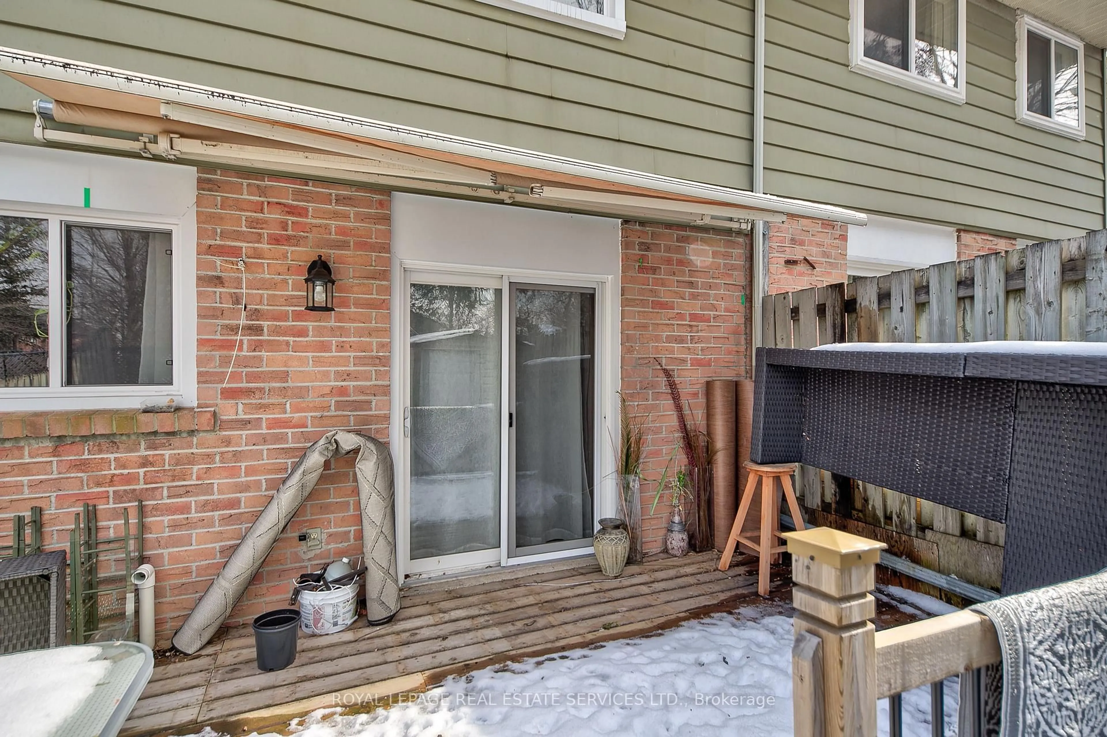 Patio, street for 24 Deer Run Cres, Bradford West Gwillimbury Ontario L3Z 1N2