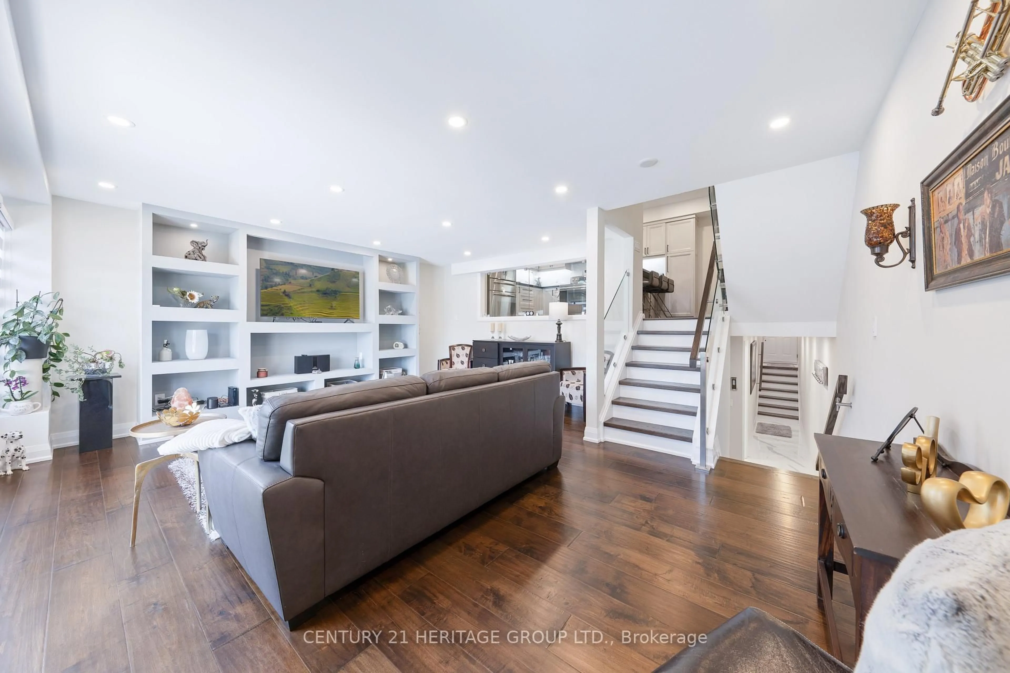 Living room with furniture, unknown for 223 Milestone Cres, Aurora Ontario L4G 3M2