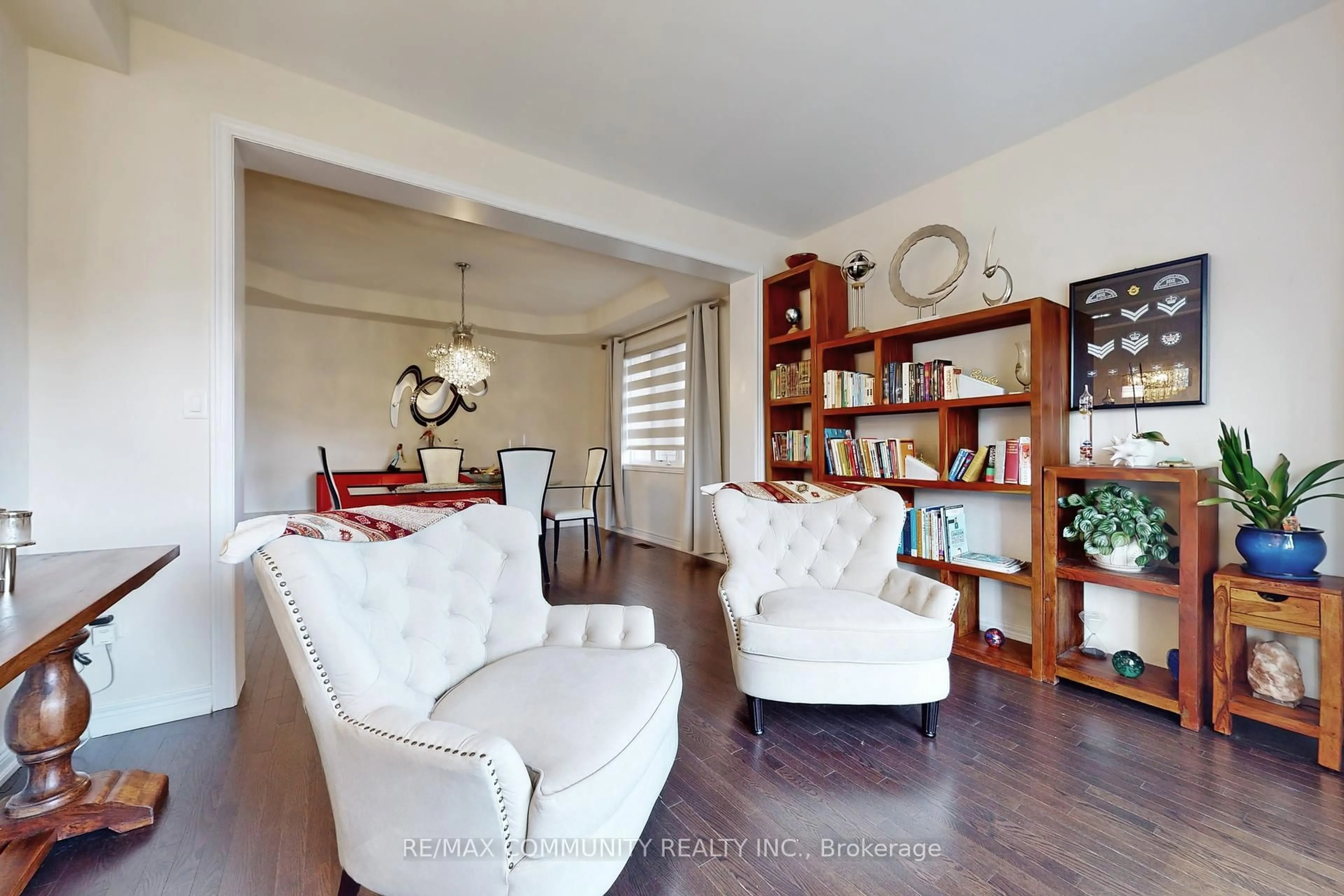 Living room with furniture, unknown for 4 Flay Crt, Innisfil Ontario L0L 1L0