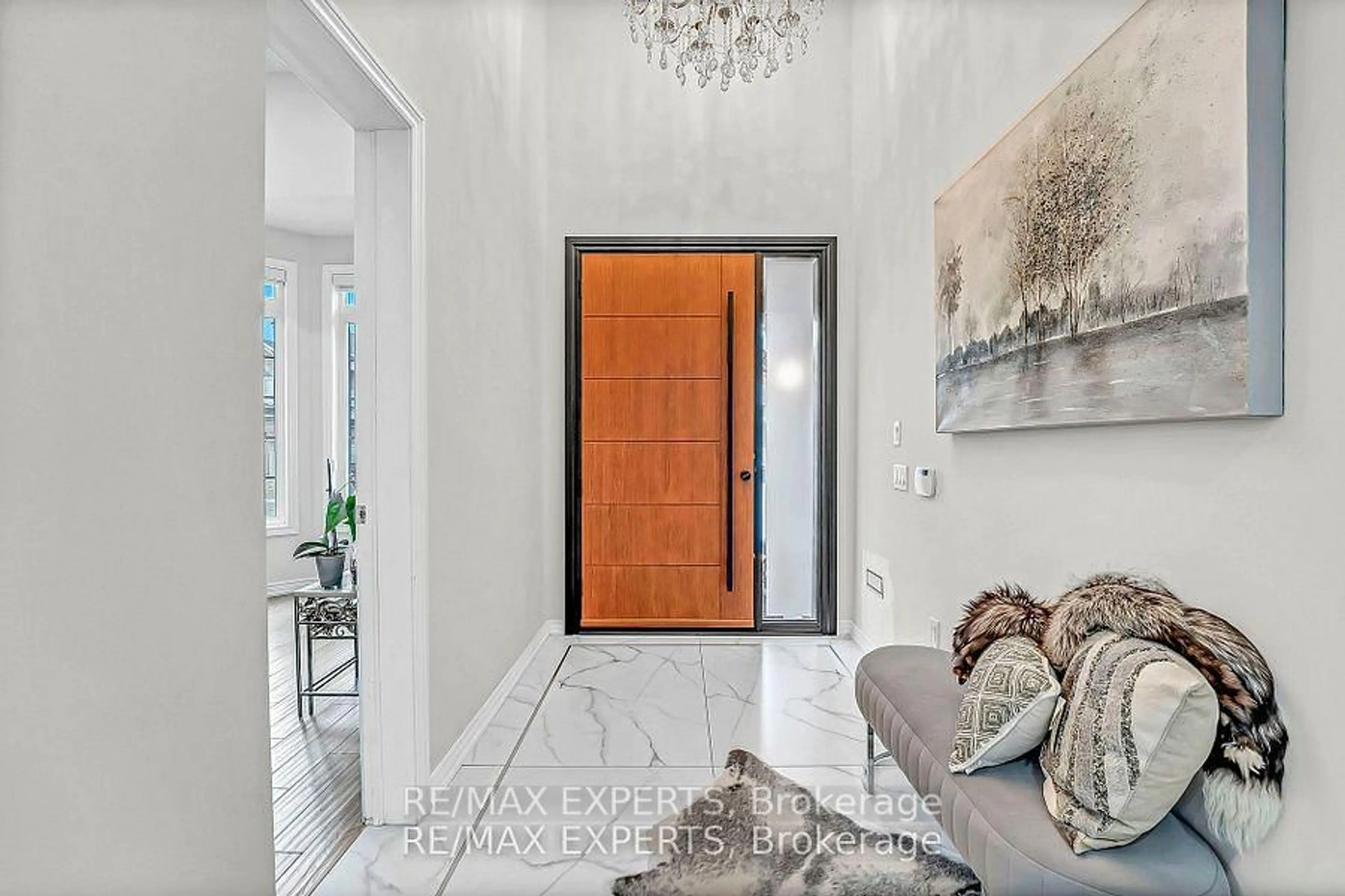 Indoor entryway for 95 Selby Cres, Bradford West Gwillimbury Ontario L3Z 0V3