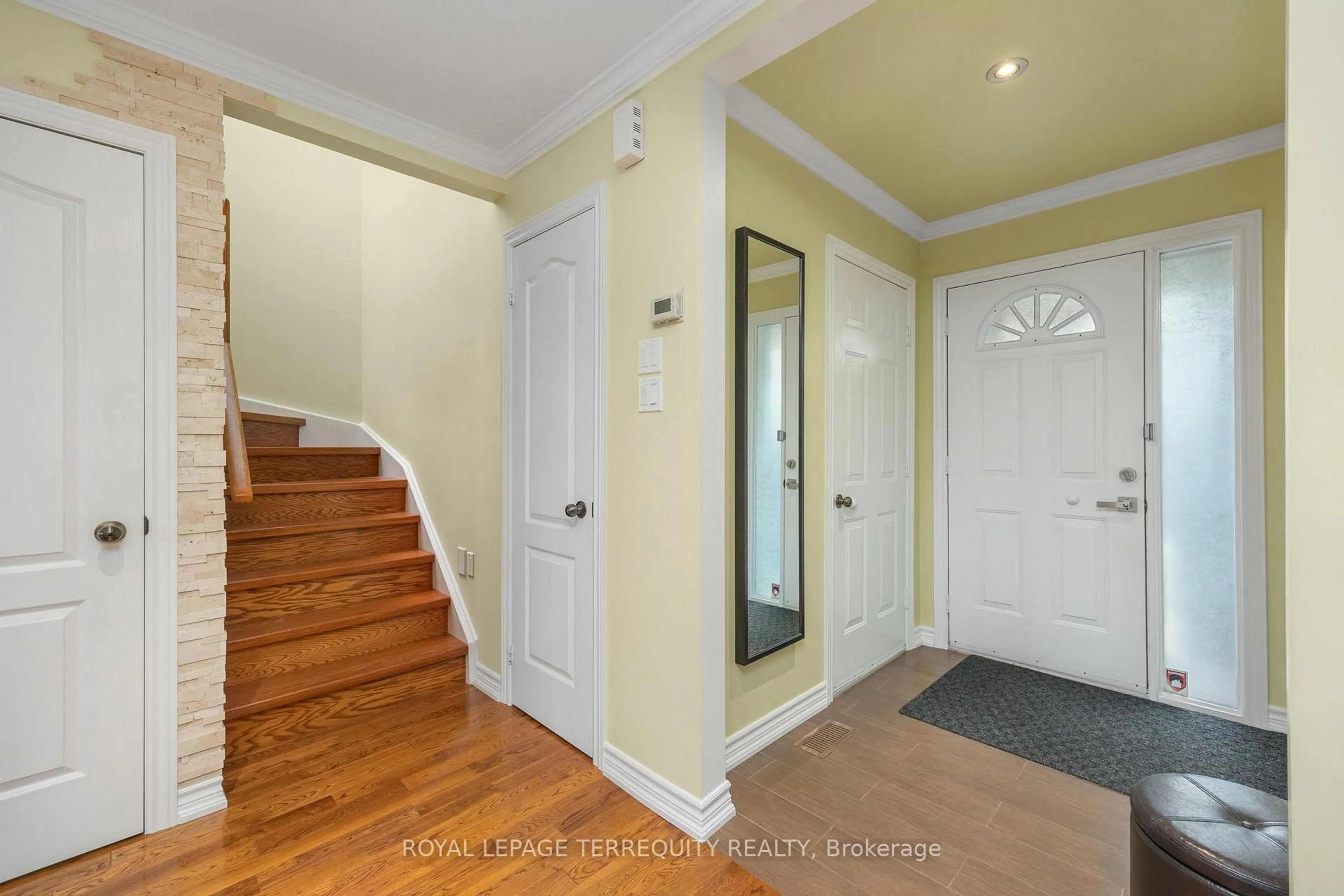Indoor entryway for 76 Goldbrook Cres, Richmond Hill Ontario L4S 1V3