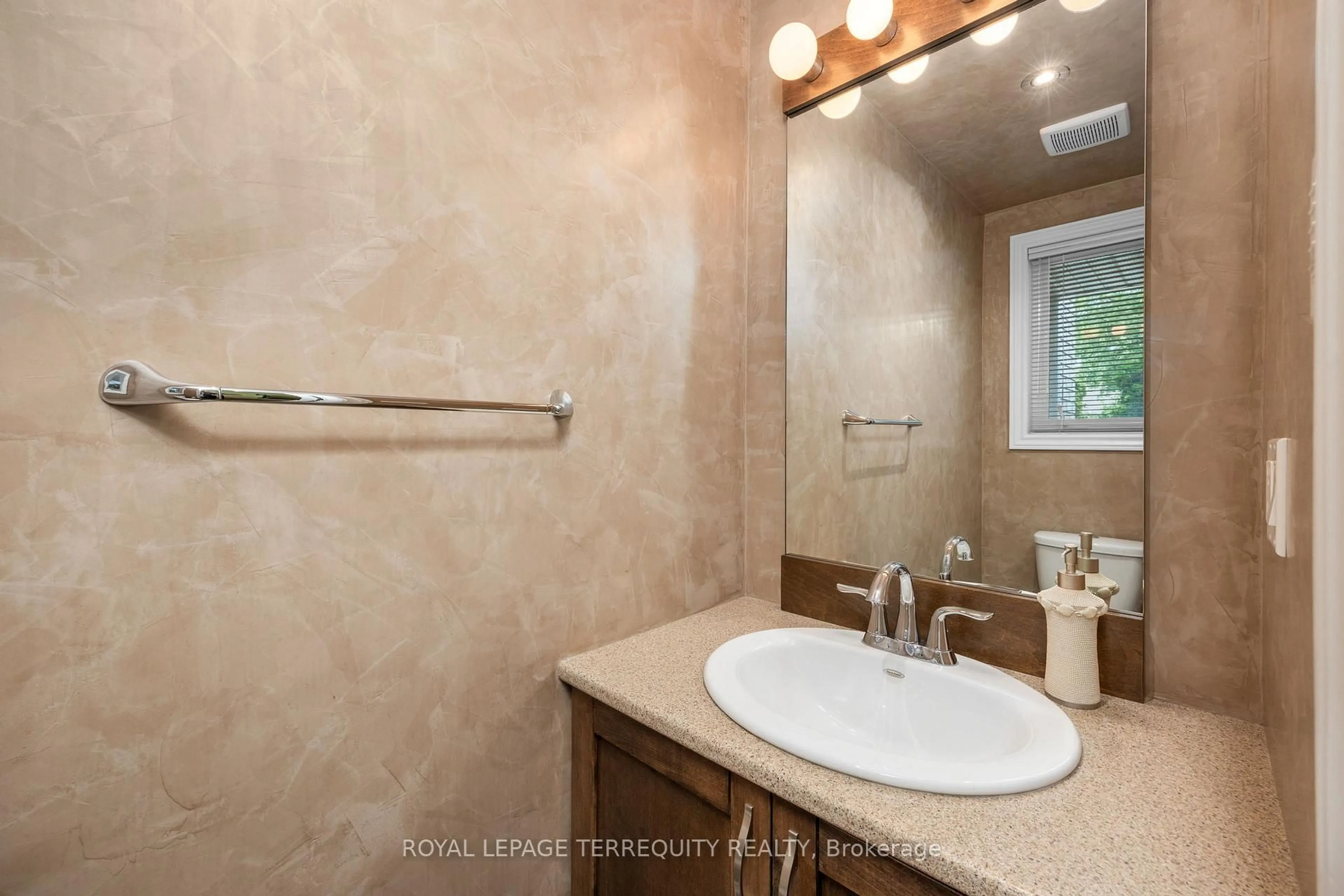 Standard bathroom, ceramic/tile floor for 76 Goldbrook Cres, Richmond Hill Ontario L4S 1V3