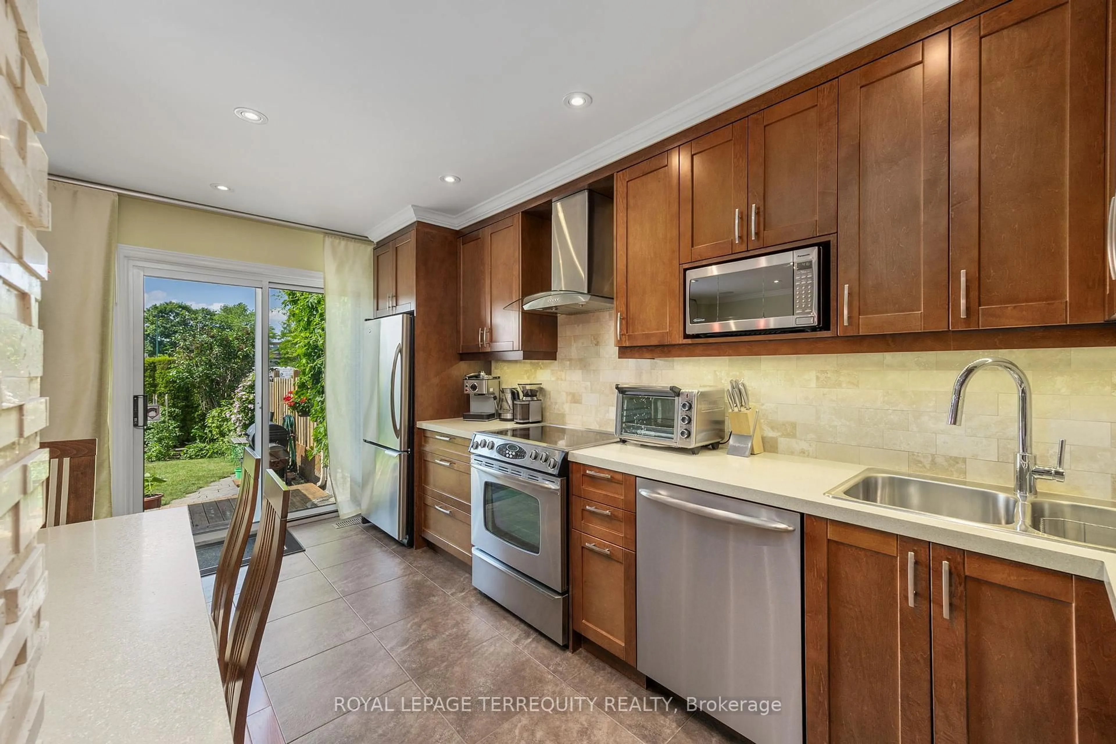 Open concept kitchen, ceramic/tile floor for 76 Goldbrook Cres, Richmond Hill Ontario L4S 1V3