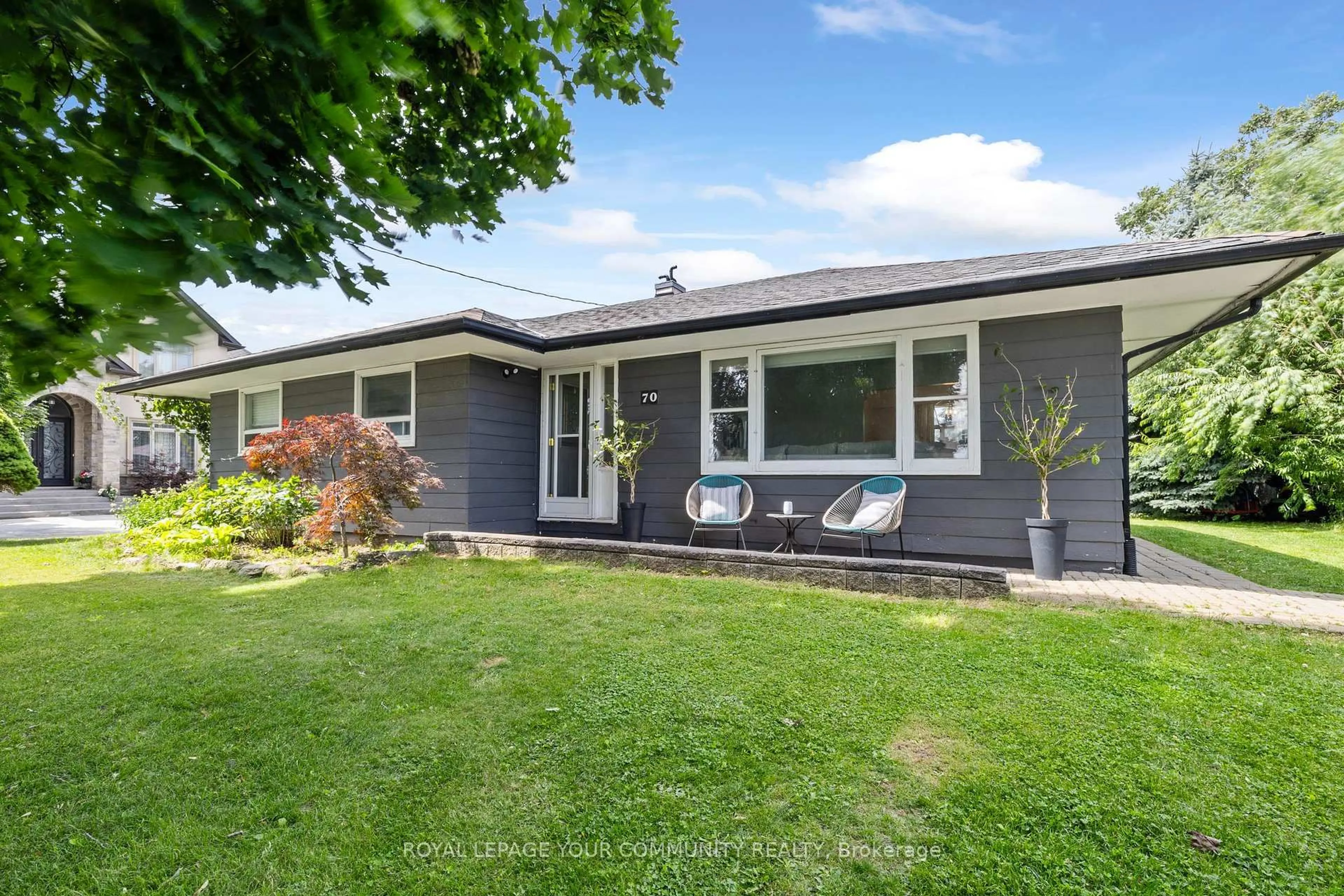 A pic from outside/outdoor area/front of a property/back of a property/a pic from drone, street for 70 Simmons St, Vaughan Ontario L4H 4X7