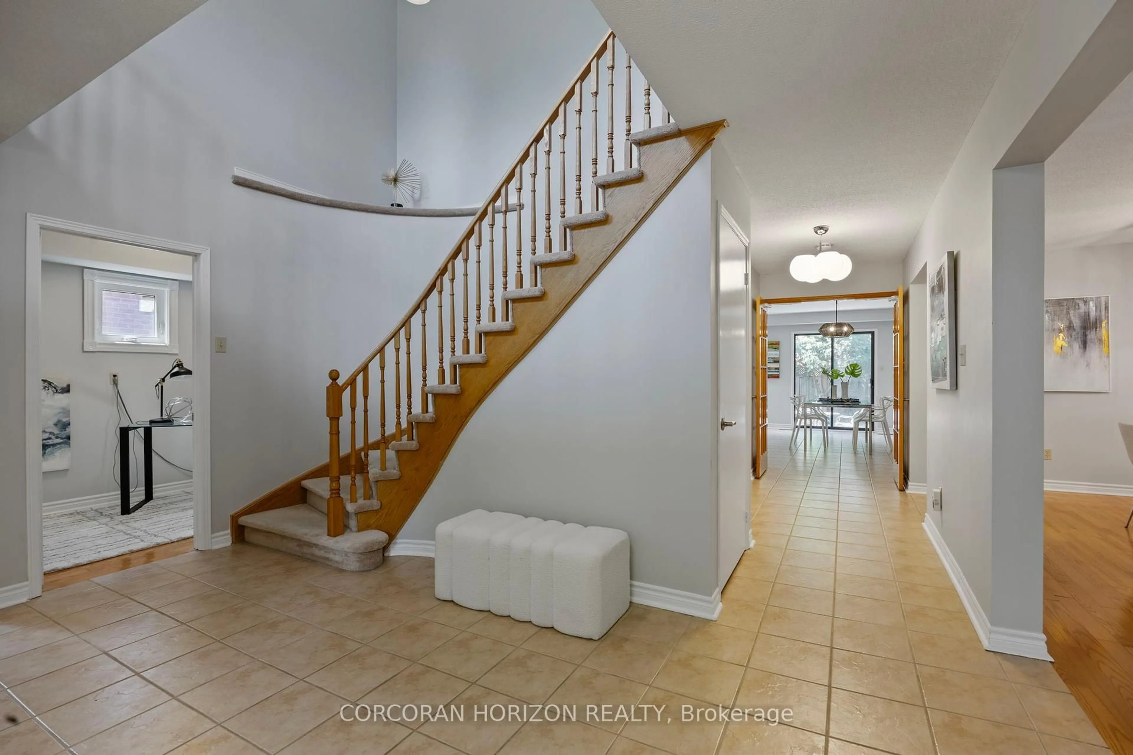 Indoor entryway for 42 Viewmark Dr, Richmond Hill Ontario L4S 1E6