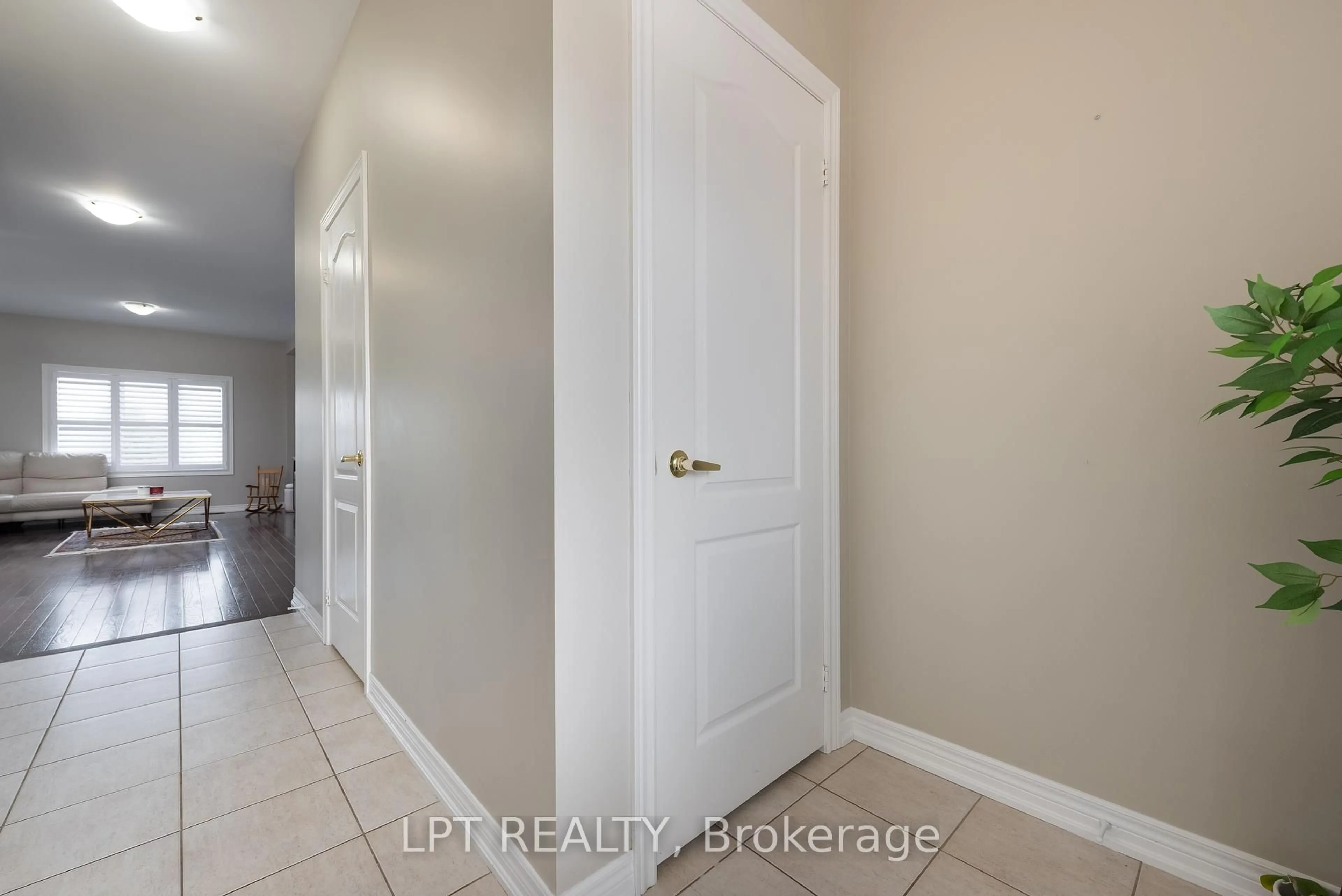 Indoor entryway for 10 Mandley St, Essa Ontario L3W 0B6