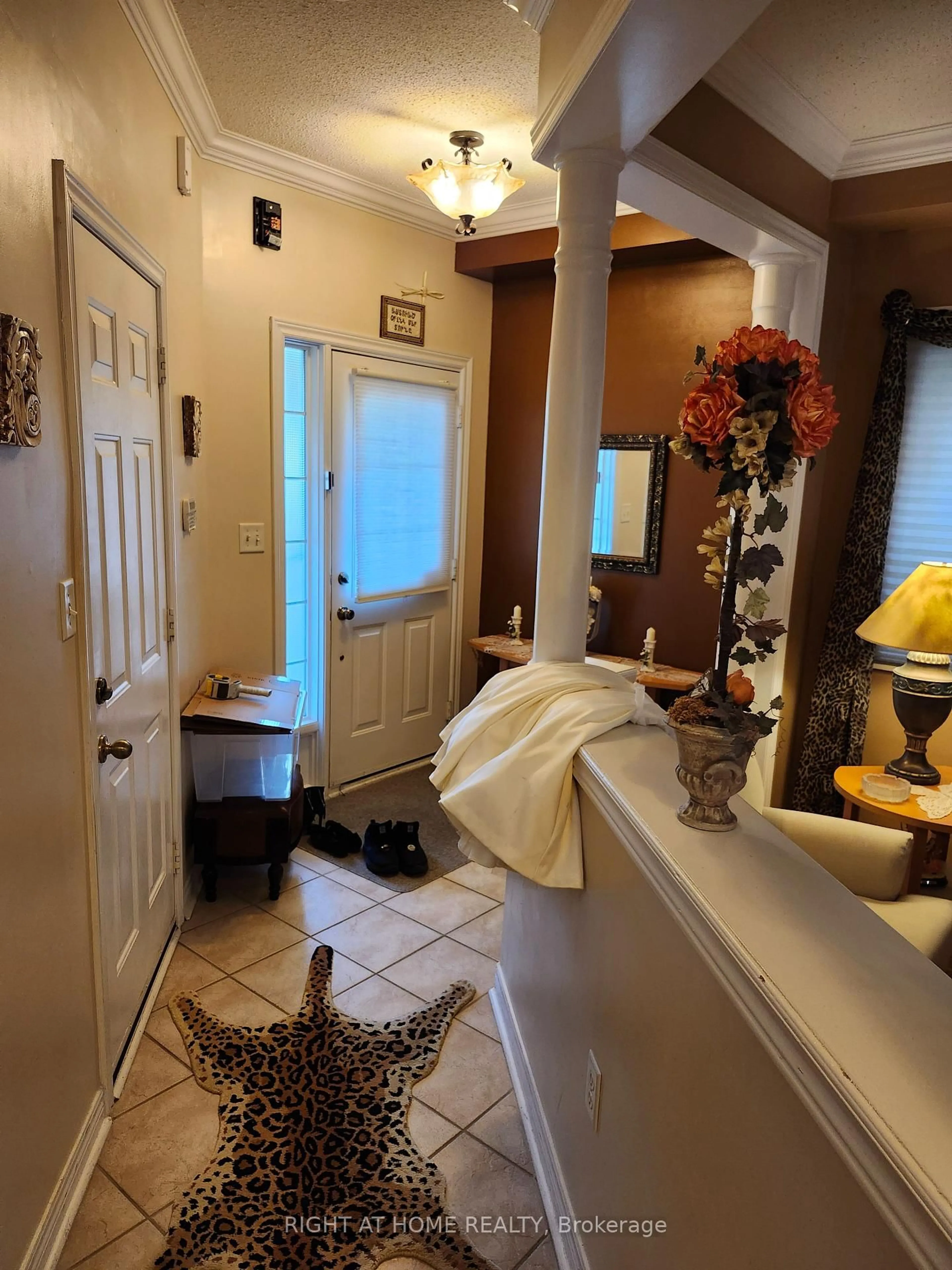 Indoor entryway for 54 Golden Oak Ave, Richmond Hill Ontario L4S 1Y5