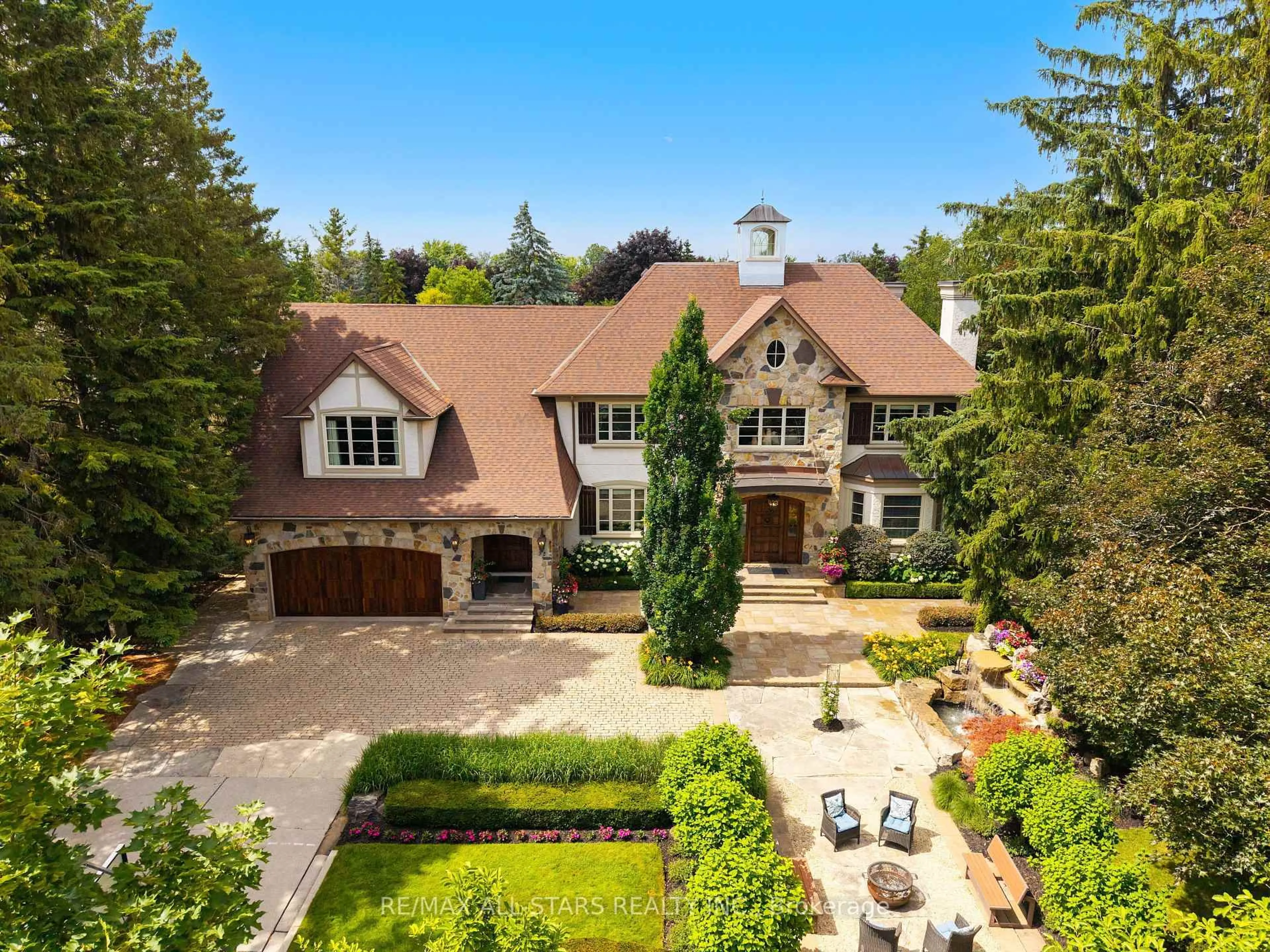 A pic from outside/outdoor area/front of a property/back of a property/a pic from drone, street for 32 Wembley Ave, Markham Ontario L3R 2A9