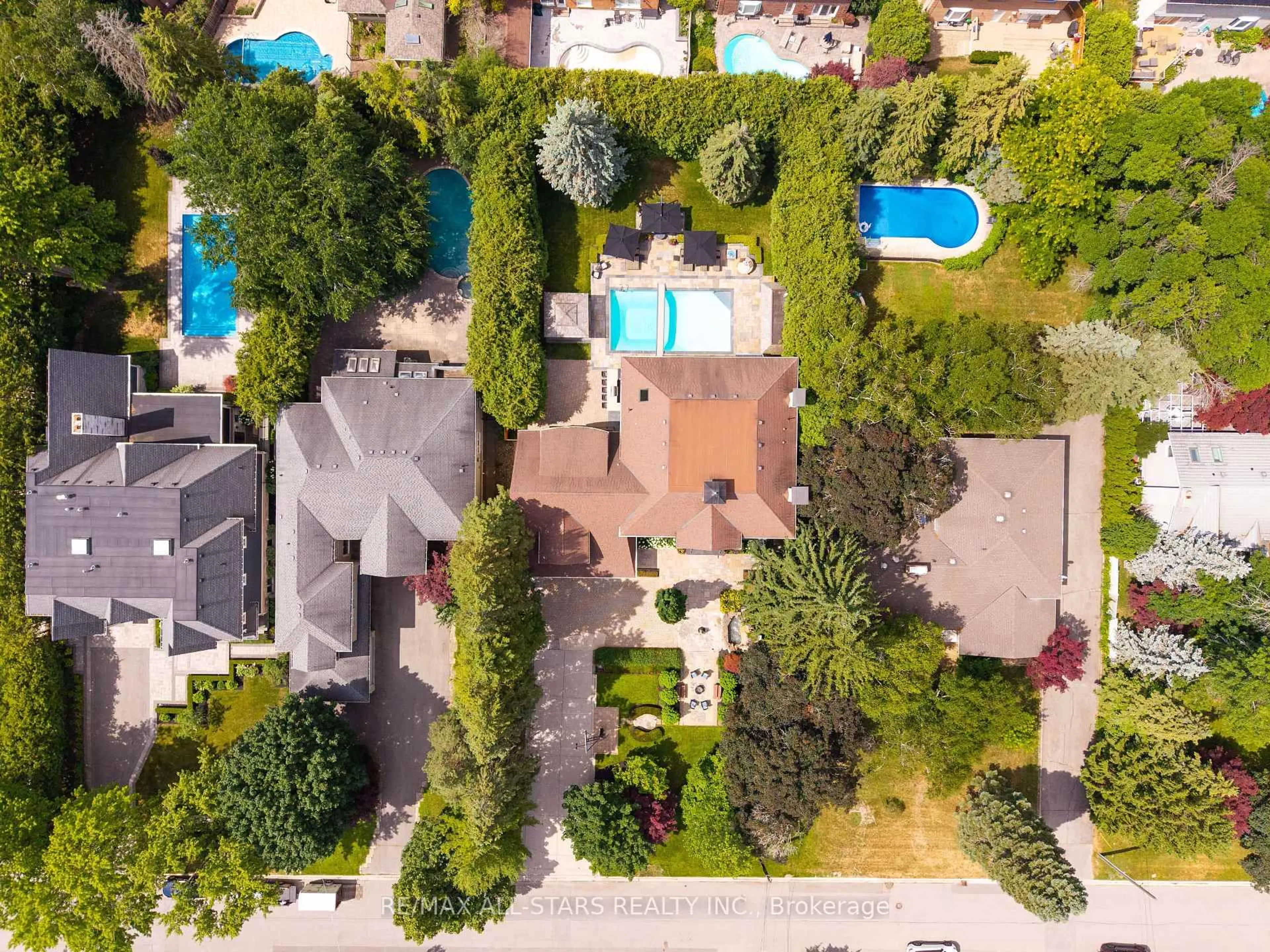A pic from outside/outdoor area/front of a property/back of a property/a pic from drone, street for 32 Wembley Ave, Markham Ontario L3R 2A9