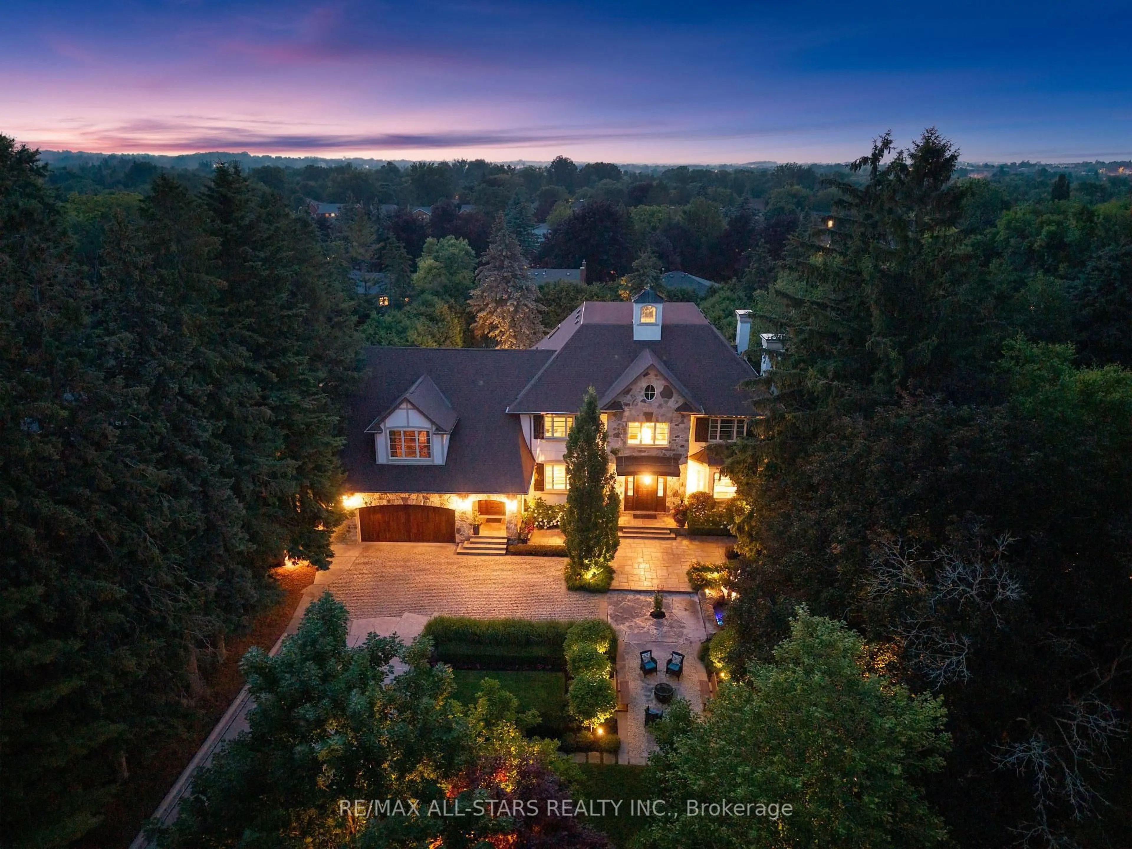 A pic from outside/outdoor area/front of a property/back of a property/a pic from drone, mountain view for 32 Wembley Ave, Markham Ontario L3R 2A9