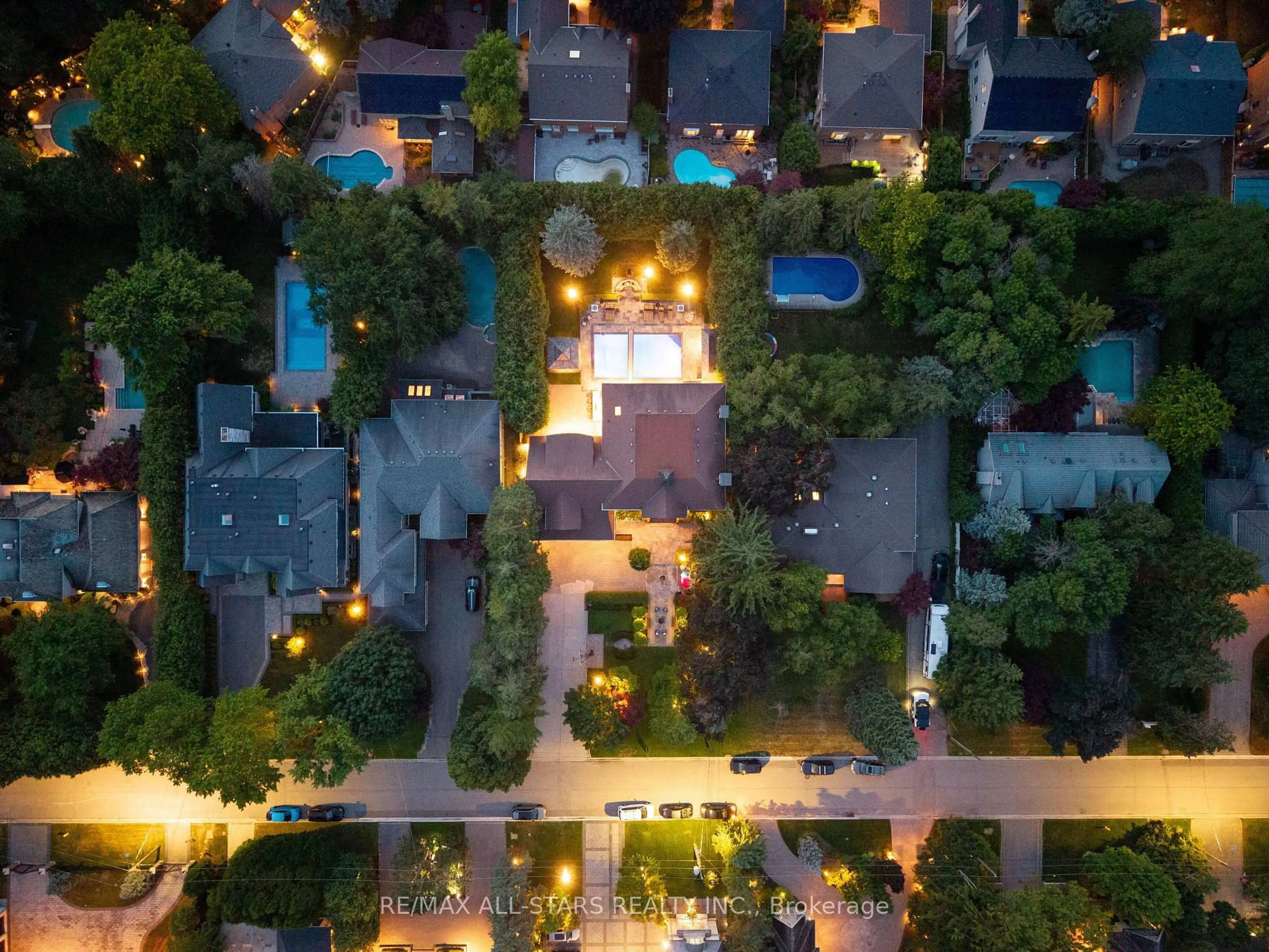 A pic from outside/outdoor area/front of a property/back of a property/a pic from drone, city buildings view from balcony for 32 Wembley Ave, Markham Ontario L3R 2A9