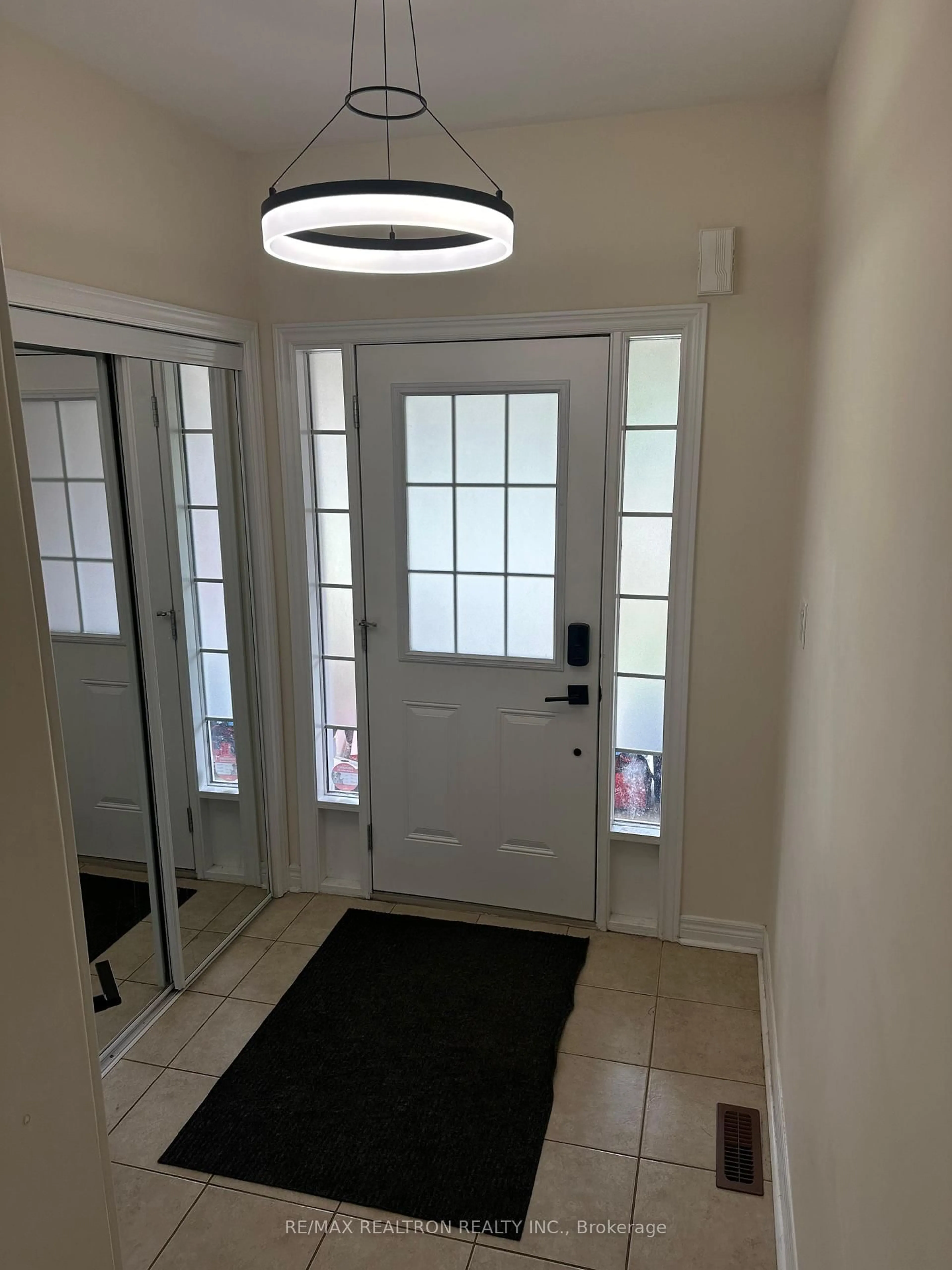Indoor entryway for 1192 Mary-Lou St, Innisfil Ontario L9S 5A4