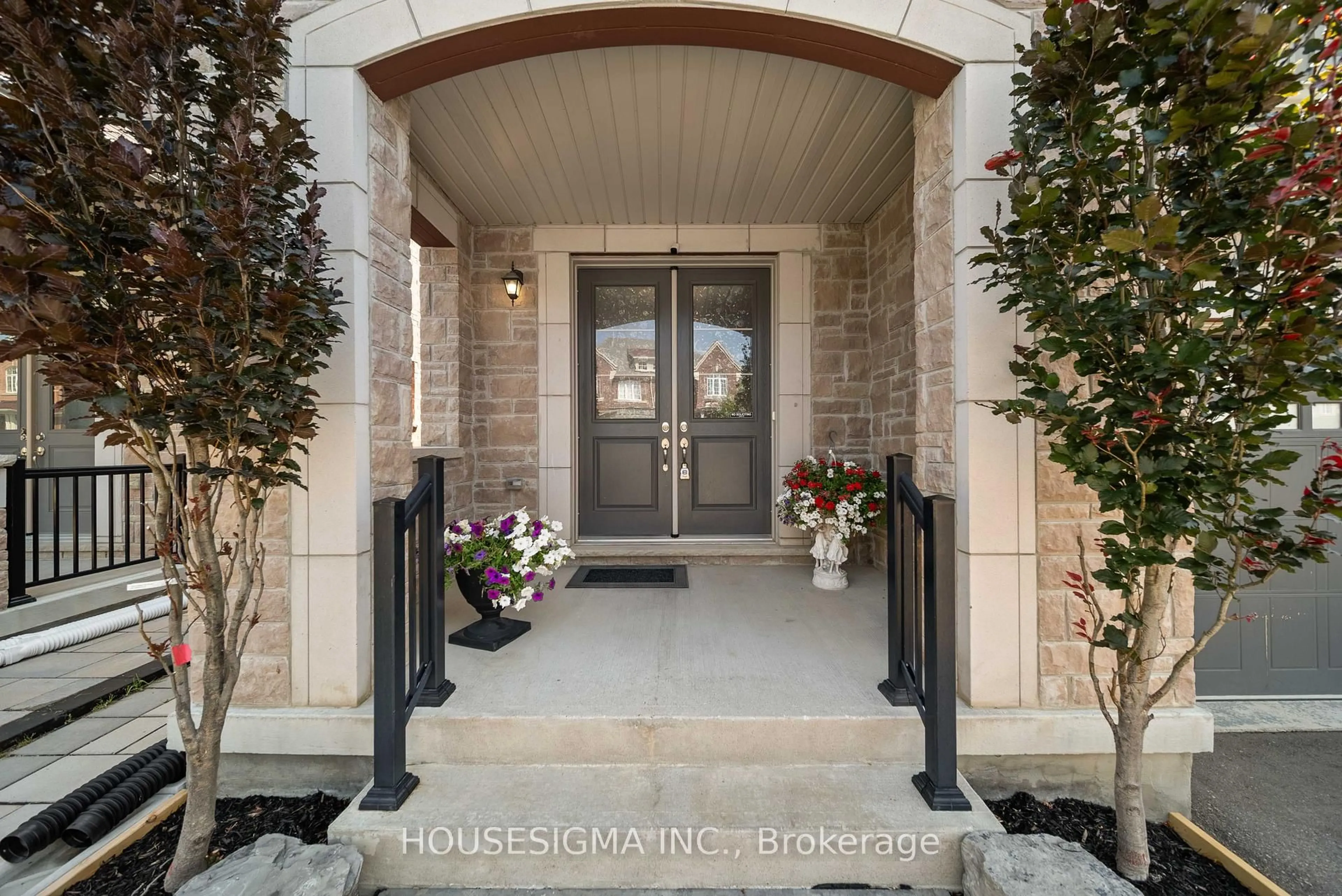 Indoor entryway for 94 Forest Edge Cres, East Gwillimbury Ontario L9N 0S6