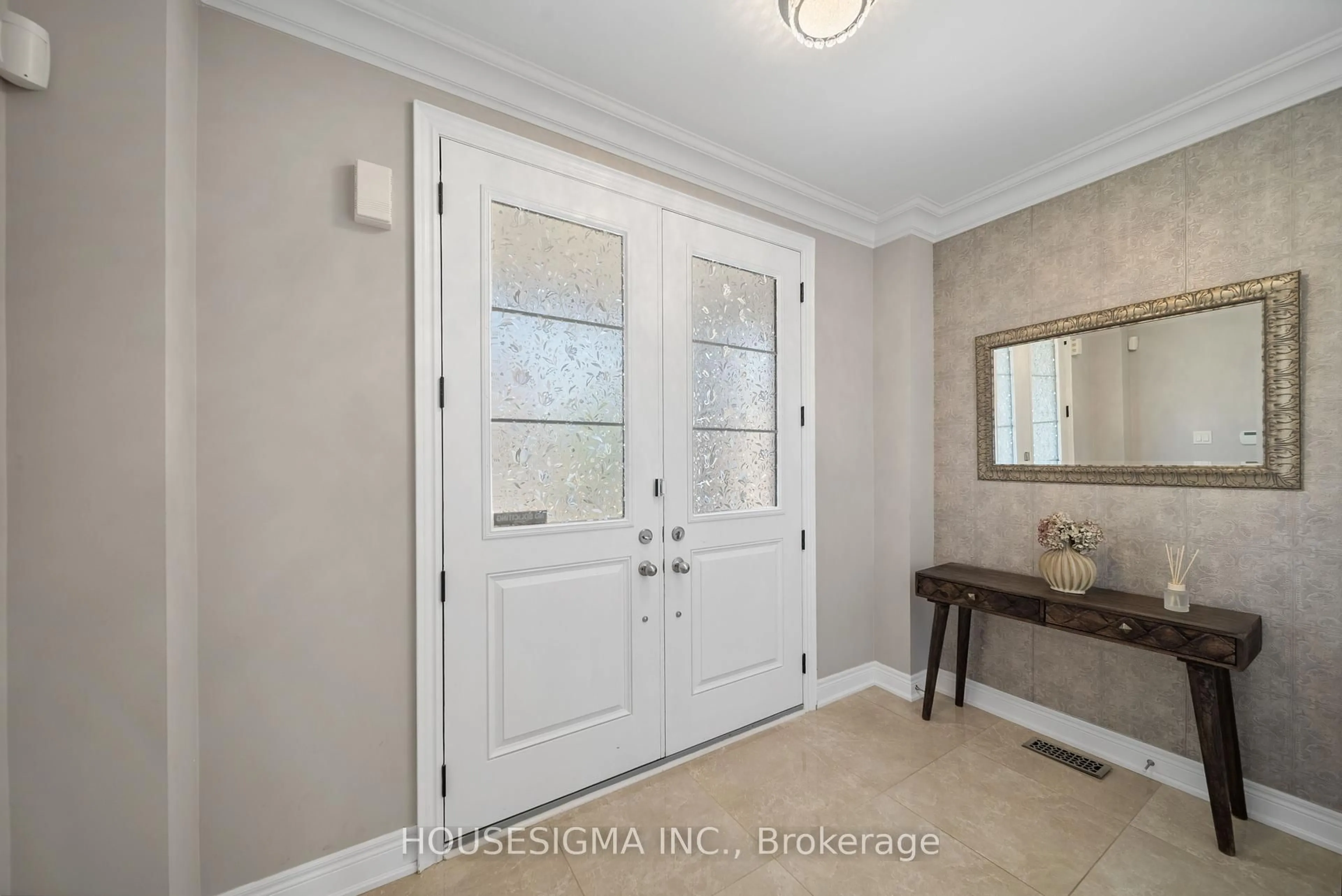 Indoor entryway for 94 Forest Edge Cres, East Gwillimbury Ontario L9N 0S6