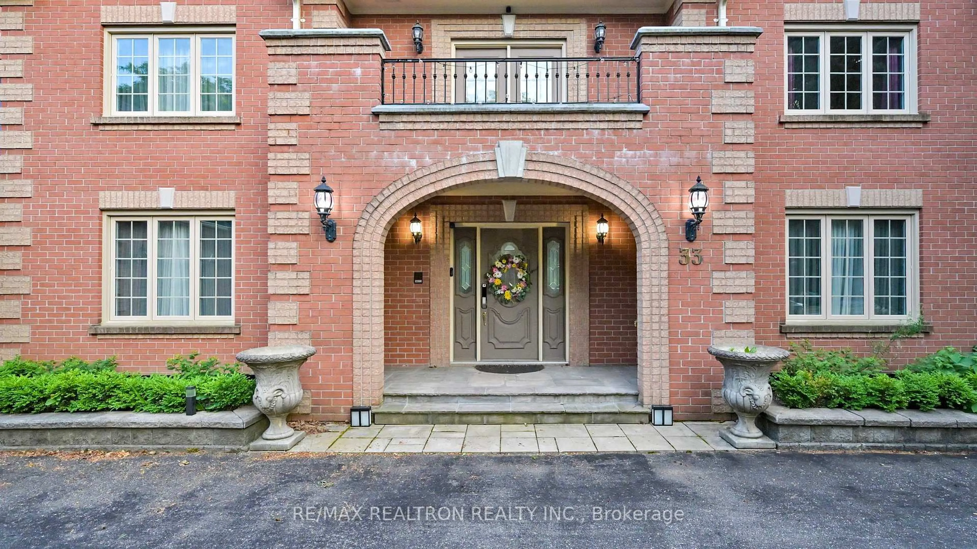 Indoor entryway for 33 Oatlands Cres, Richmond Hill Ontario L4C 9P1