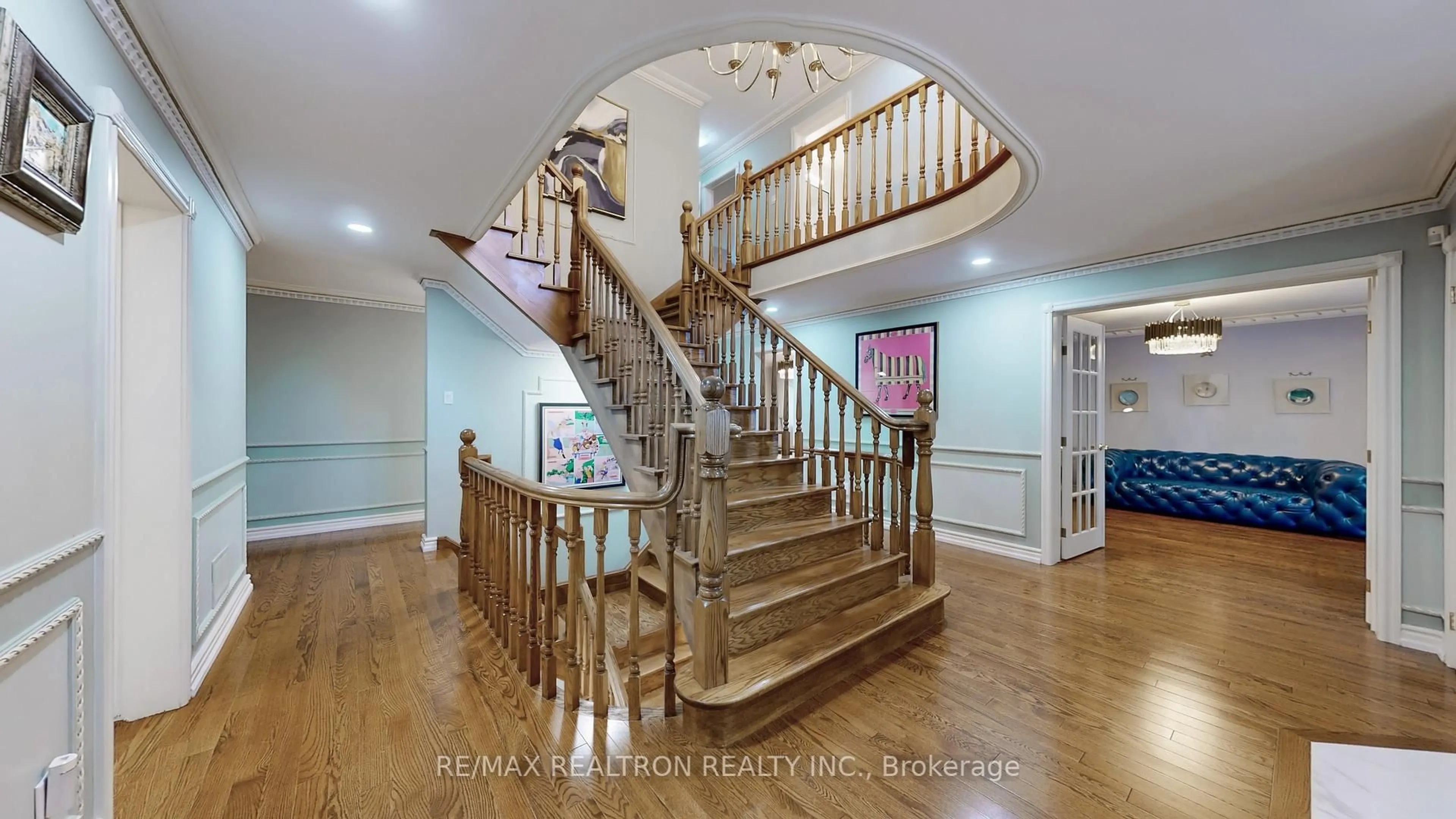 Indoor foyer for 33 Oatlands Cres, Richmond Hill Ontario L4C 9P1