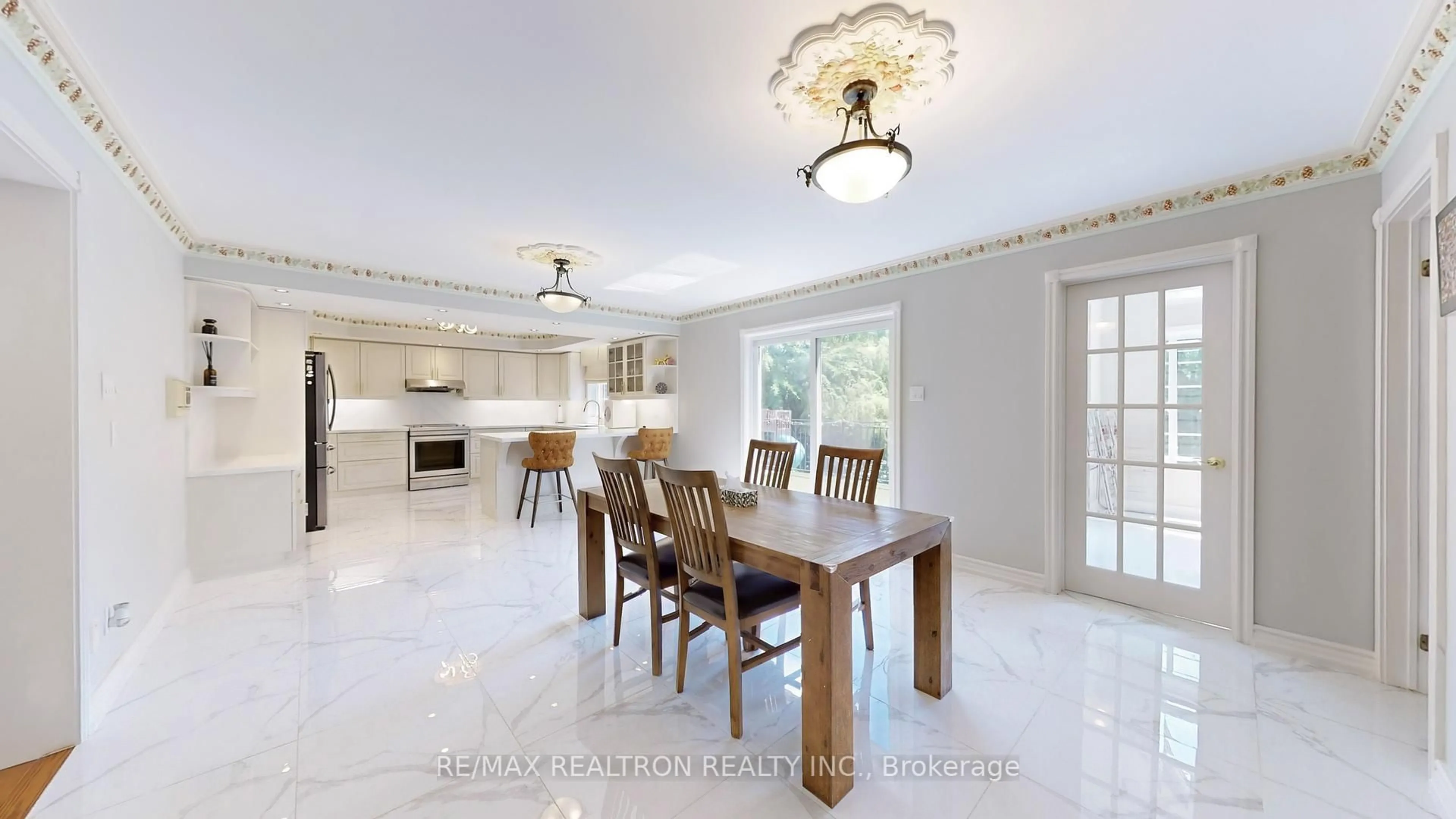 Dining room, ceramic/tile floor for 33 Oatlands Cres, Richmond Hill Ontario L4C 9P1