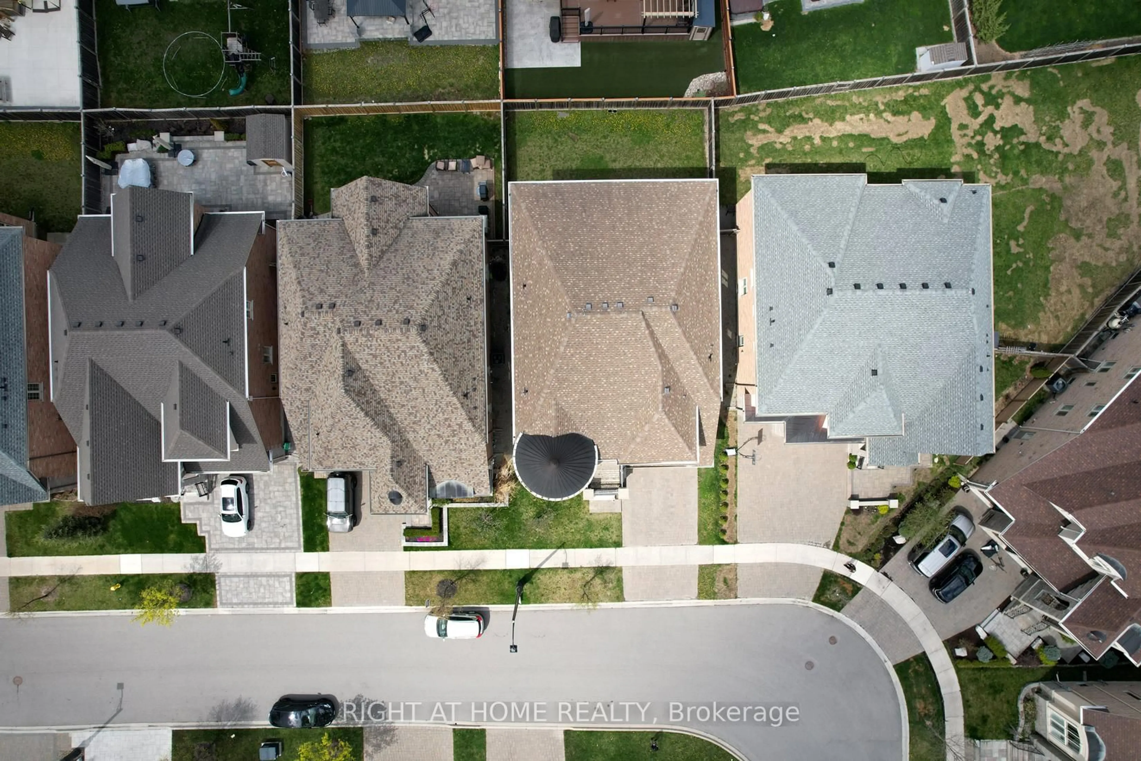 A pic from outside/outdoor area/front of a property/back of a property/a pic from drone, street for 60 Chesney Cres, Vaughan Ontario L4H 4A5