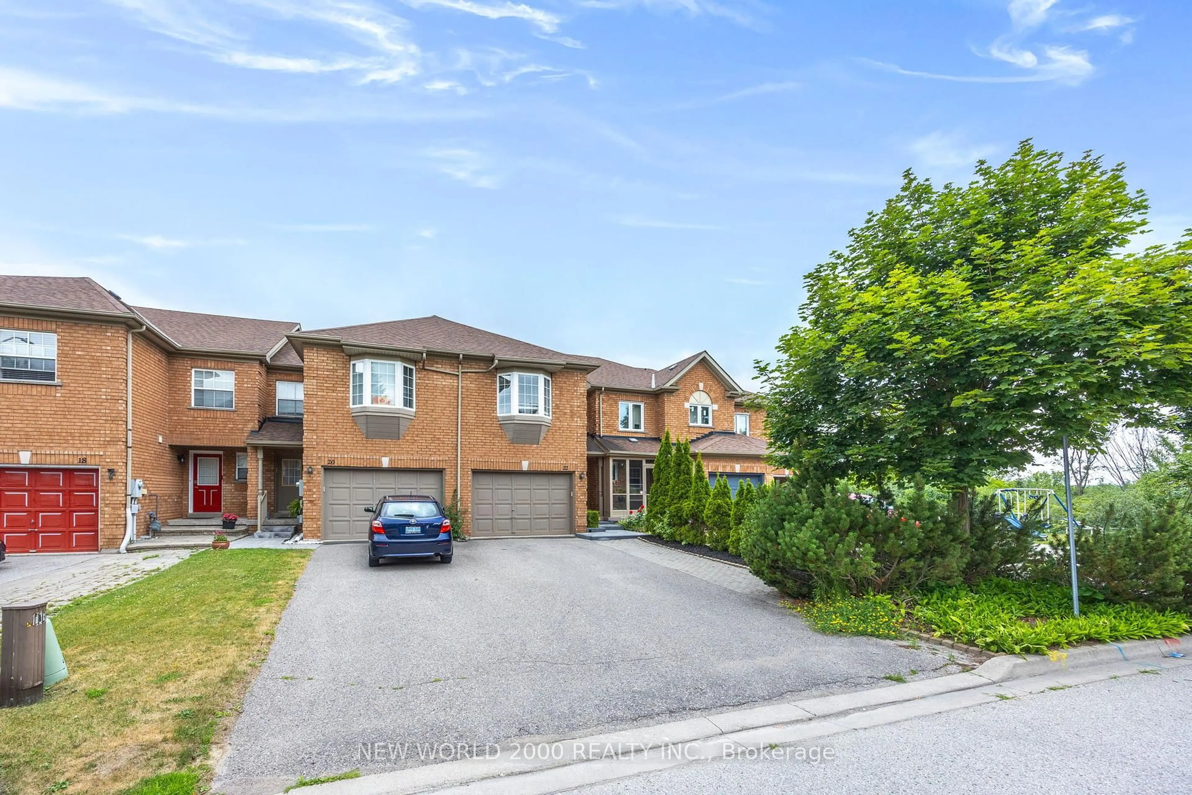 A pic from outside/outdoor area/front of a property/back of a property/a pic from drone, street for 22 HAWTIN Lane, Aurora Ontario L4G 7L4