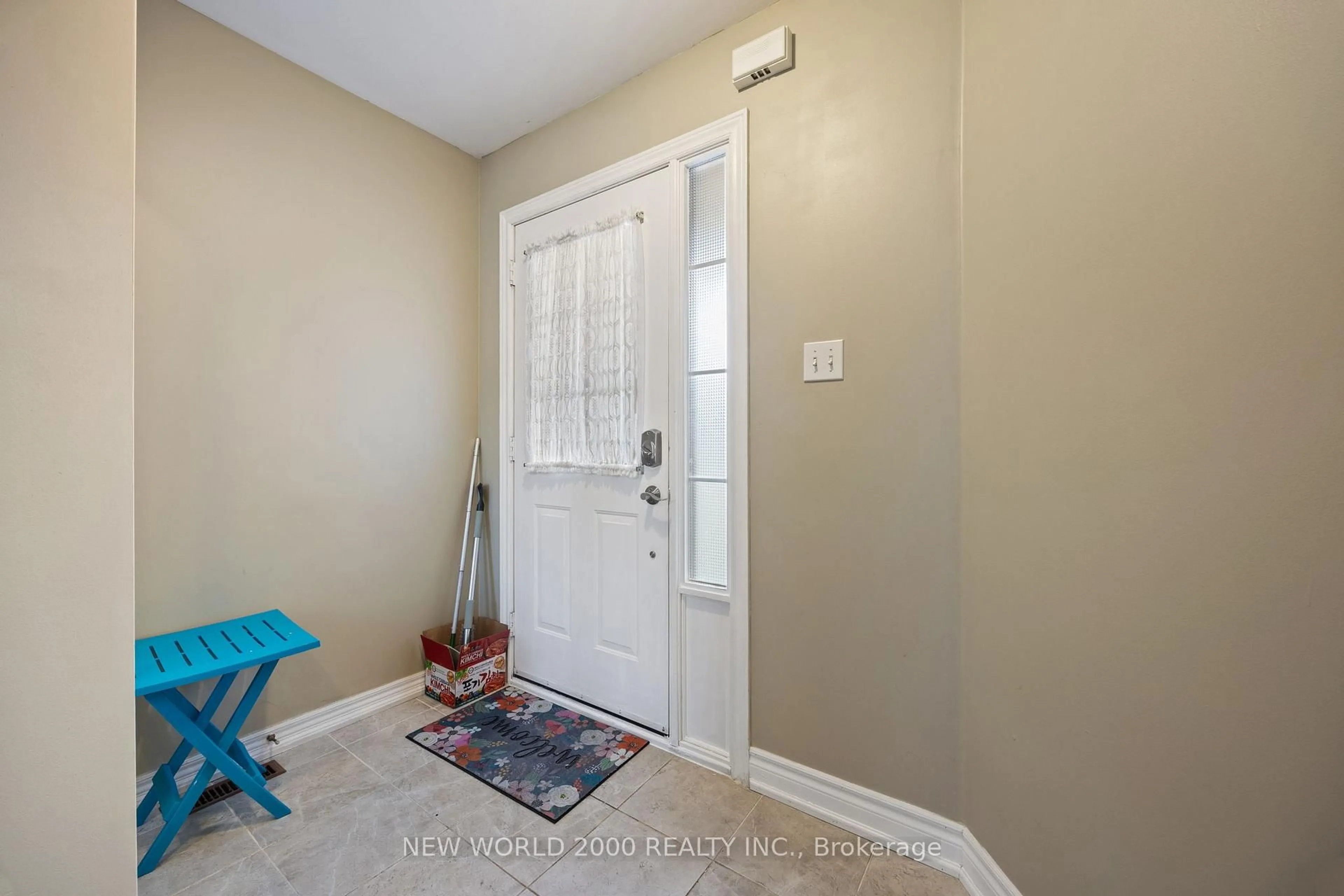 Indoor entryway for 22 HAWTIN Lane, Aurora Ontario L4G 7L4