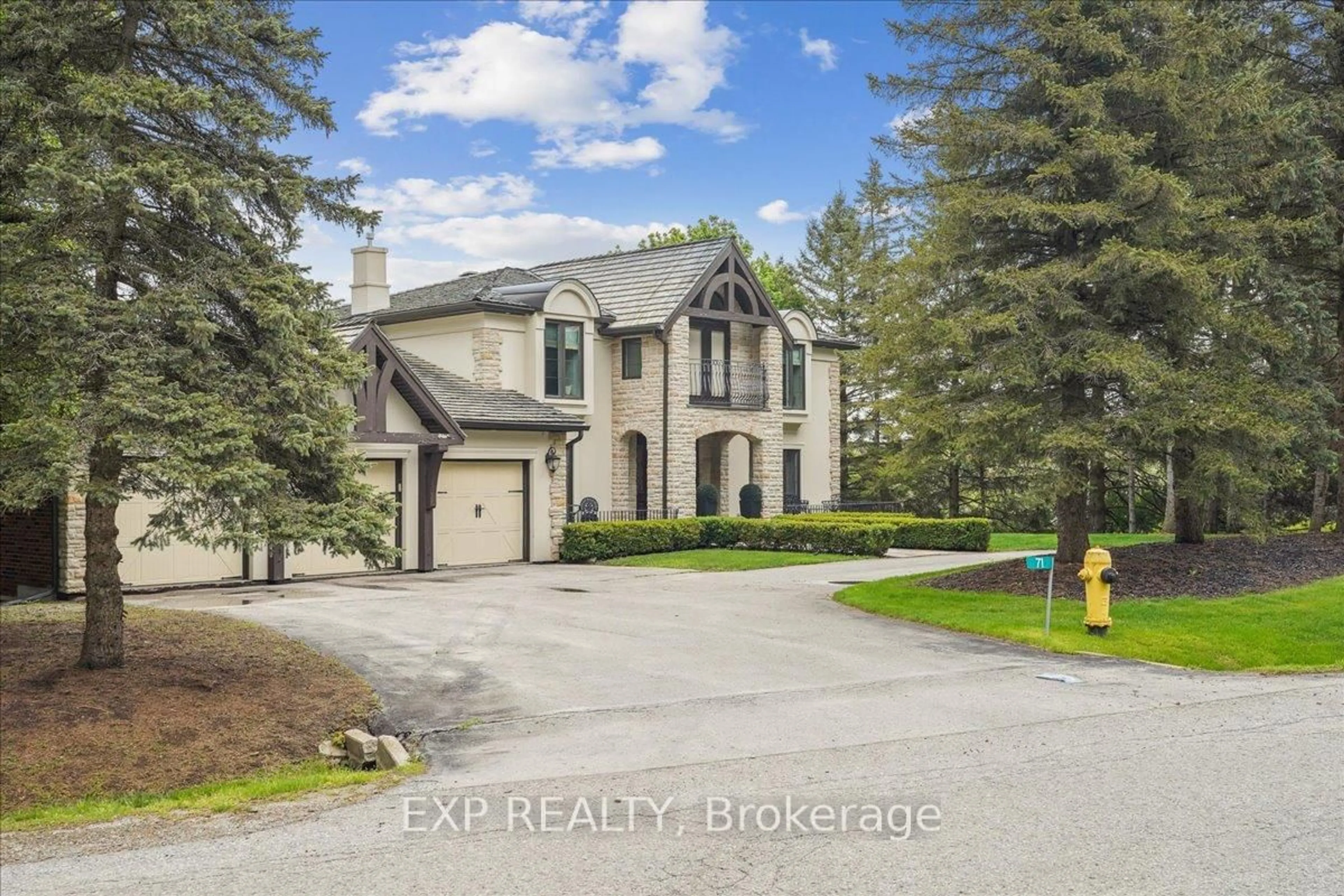 A pic from outside/outdoor area/front of a property/back of a property/a pic from drone, street for 71 Manitou Dr, King Ontario L7B 1E7