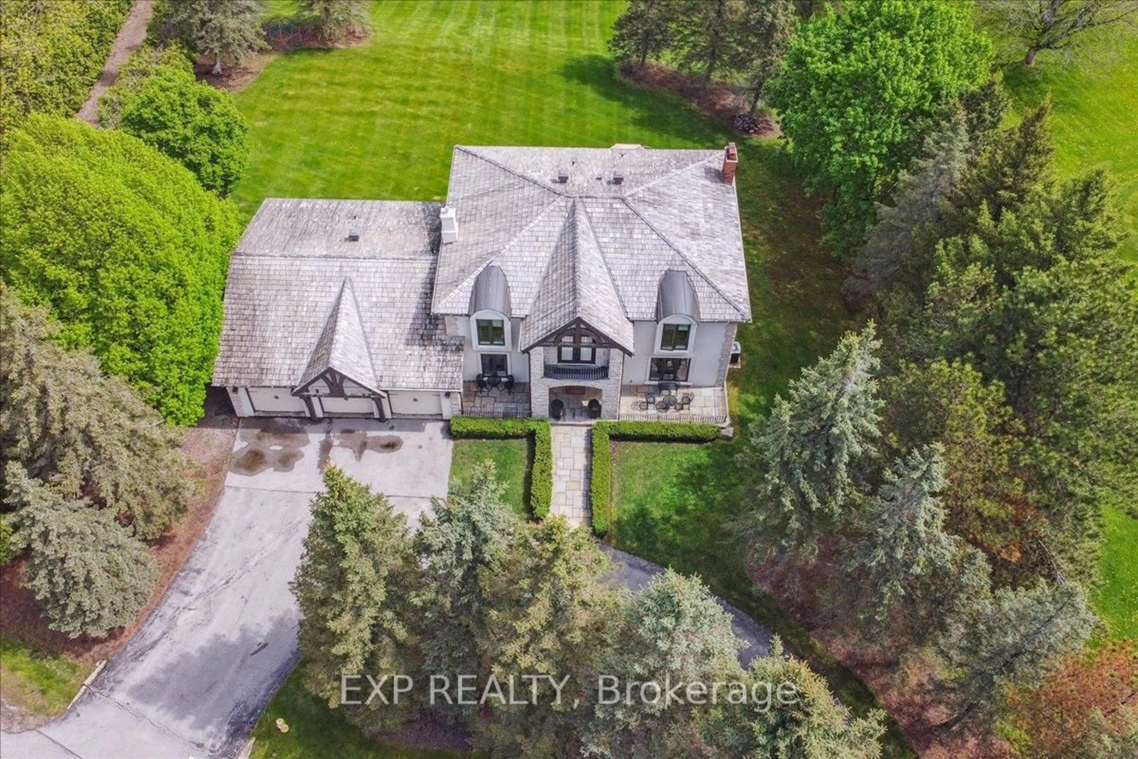 A pic from outside/outdoor area/front of a property/back of a property/a pic from drone, building for 71 Manitou Dr, King Ontario L7B 1E7