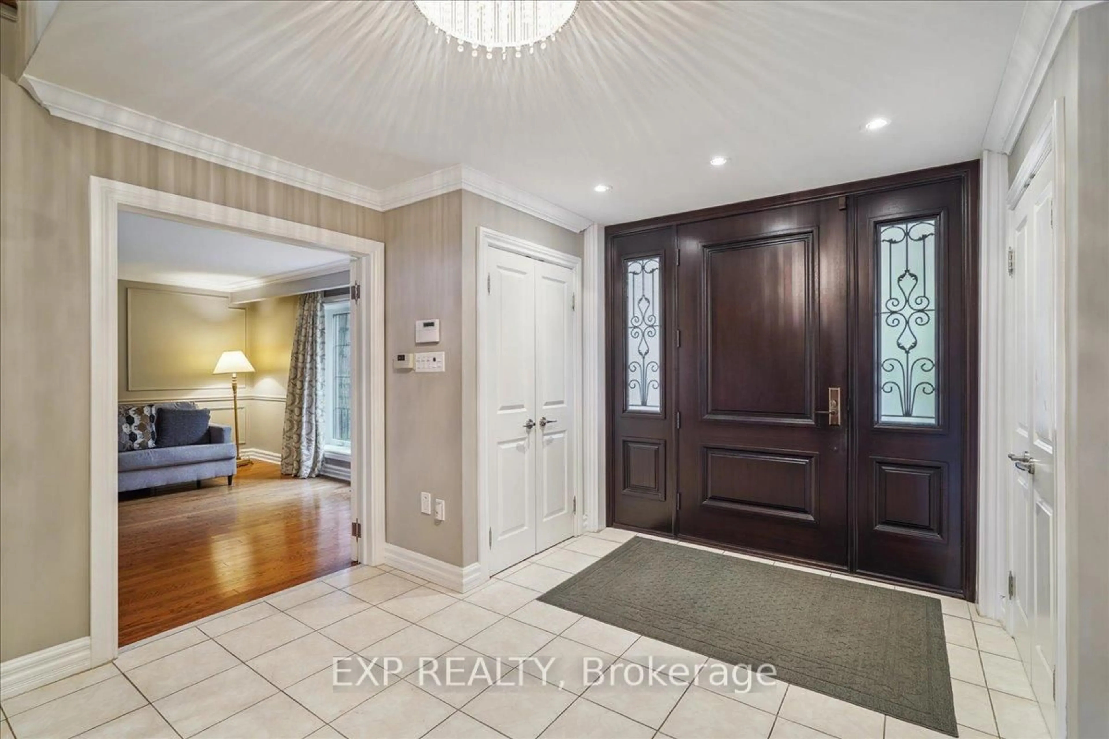 Indoor entryway for 71 Manitou Dr, King Ontario L7B 1E7