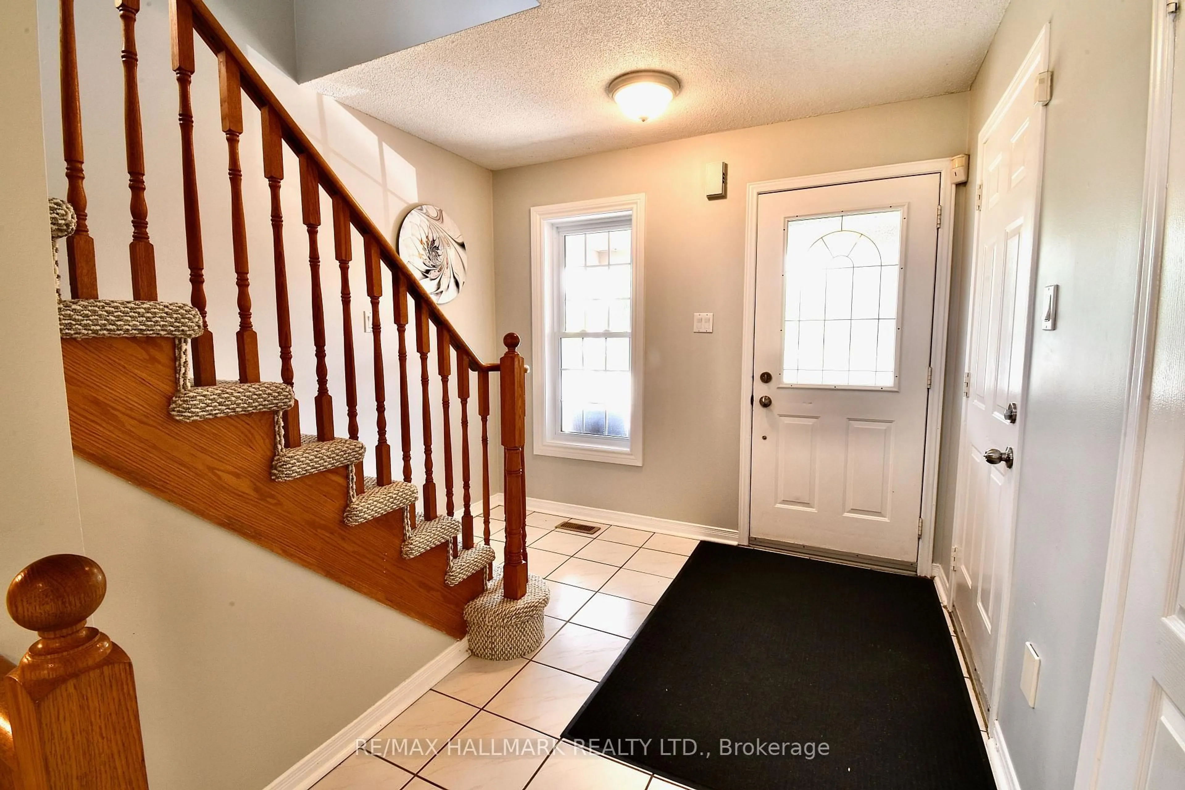 Indoor entryway for 24 Glenora Pl, Georgina Ontario L4P 3Y7