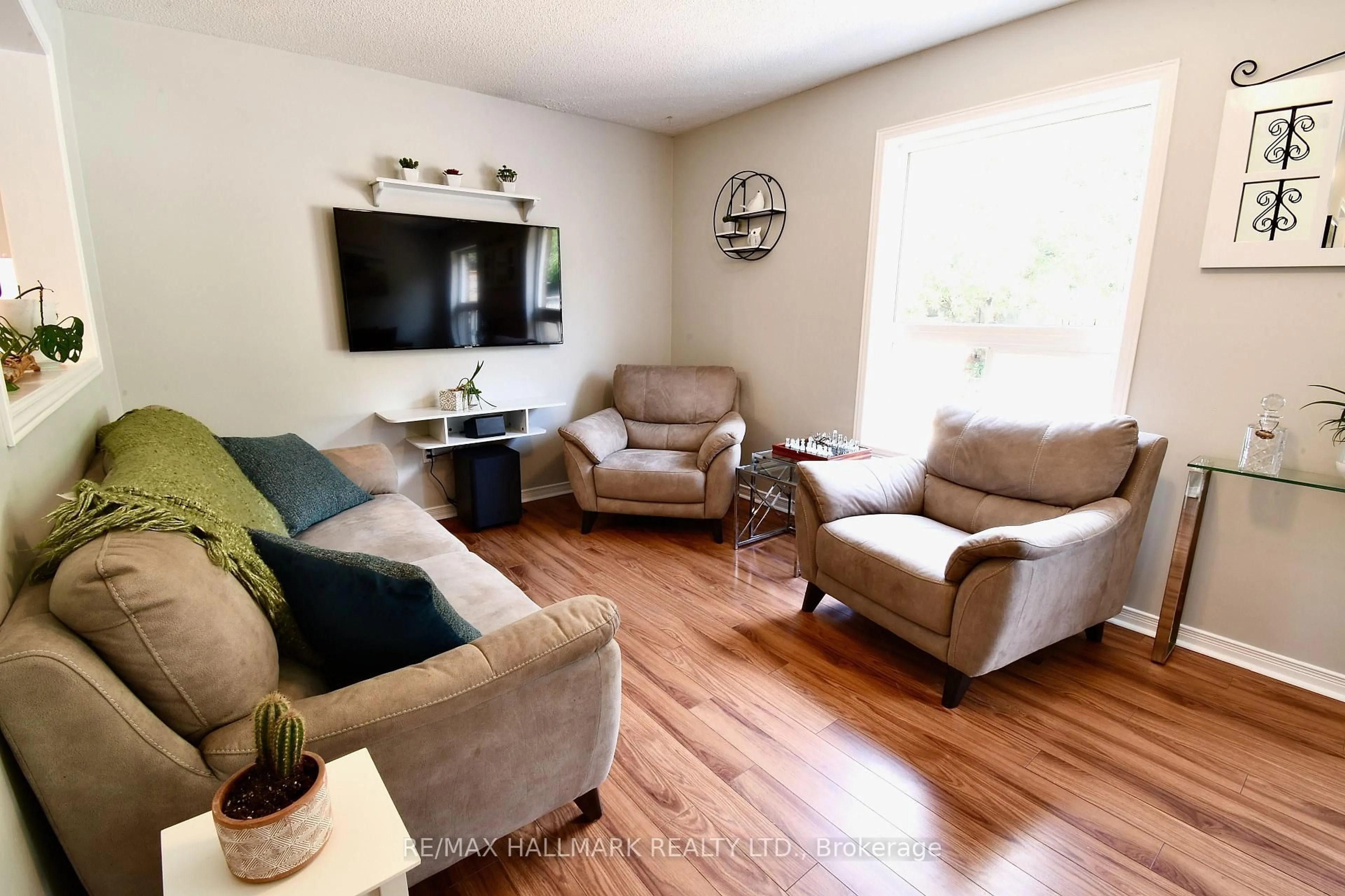 Living room with furniture, wood/laminate floor for 24 Glenora Pl, Georgina Ontario L4P 3Y7