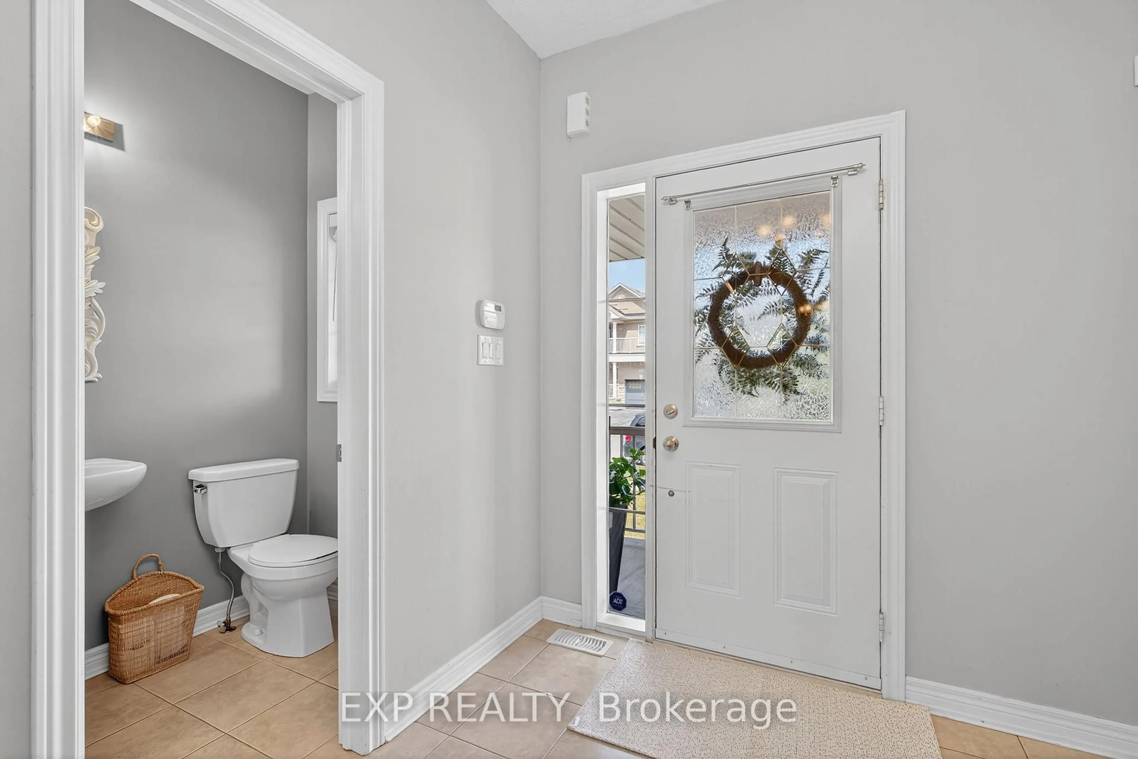 Indoor entryway for 48 Naylor Dr, Bradford West Gwillimbury Ontario L3Z 0J8