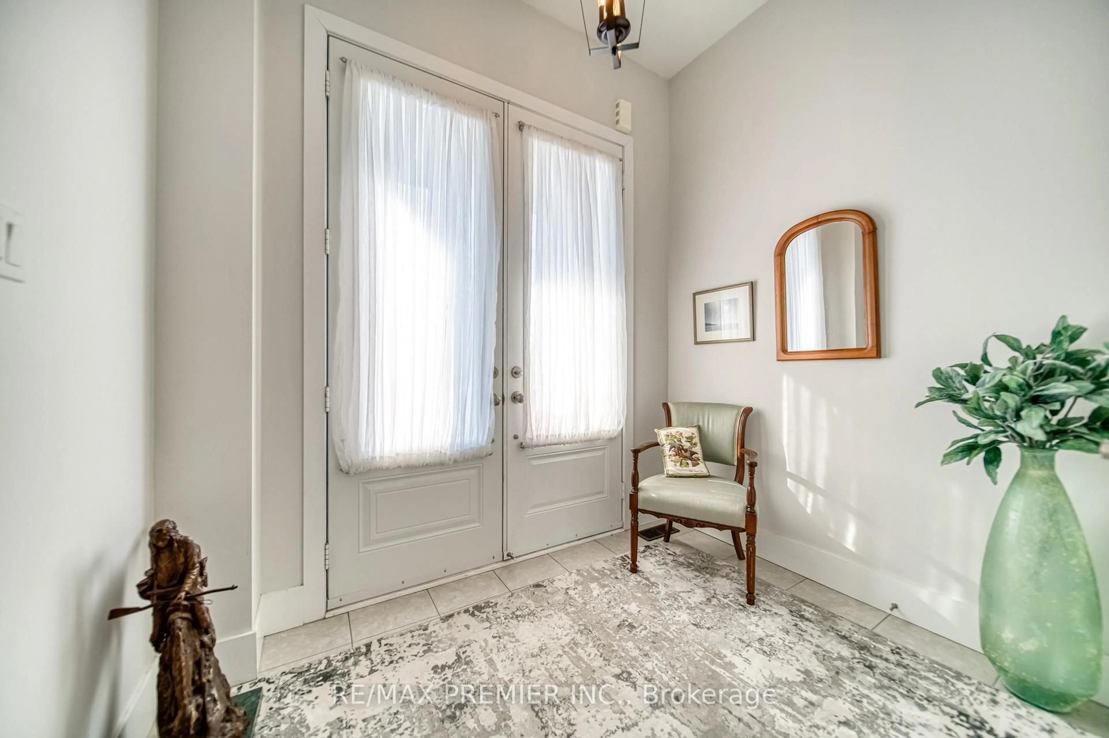 Indoor entryway for 455 Elyse Crt, Aurora Ontario L4G 2C9
