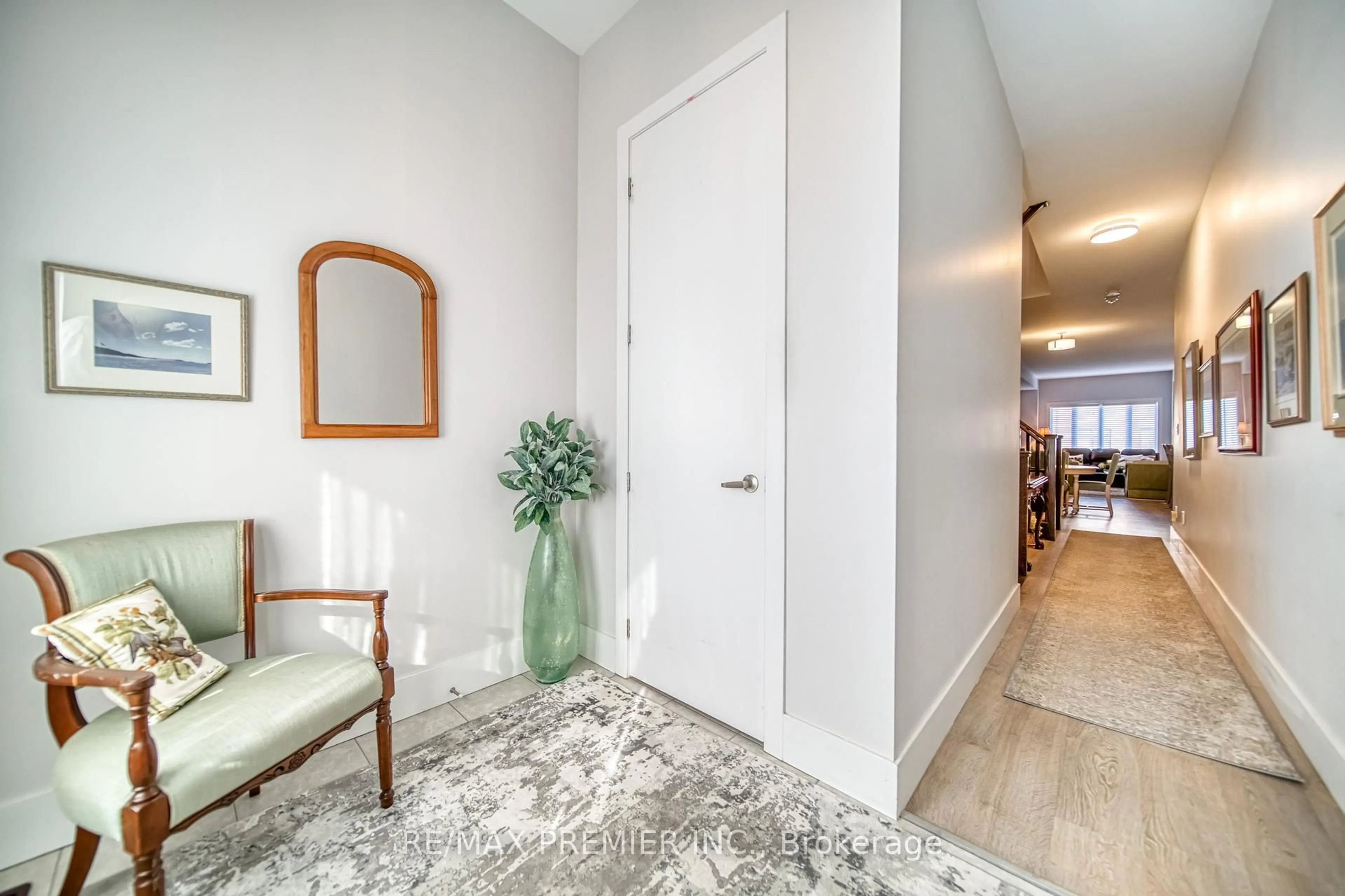 Indoor entryway for 455 Elyse Crt, Aurora Ontario L4G 2C9