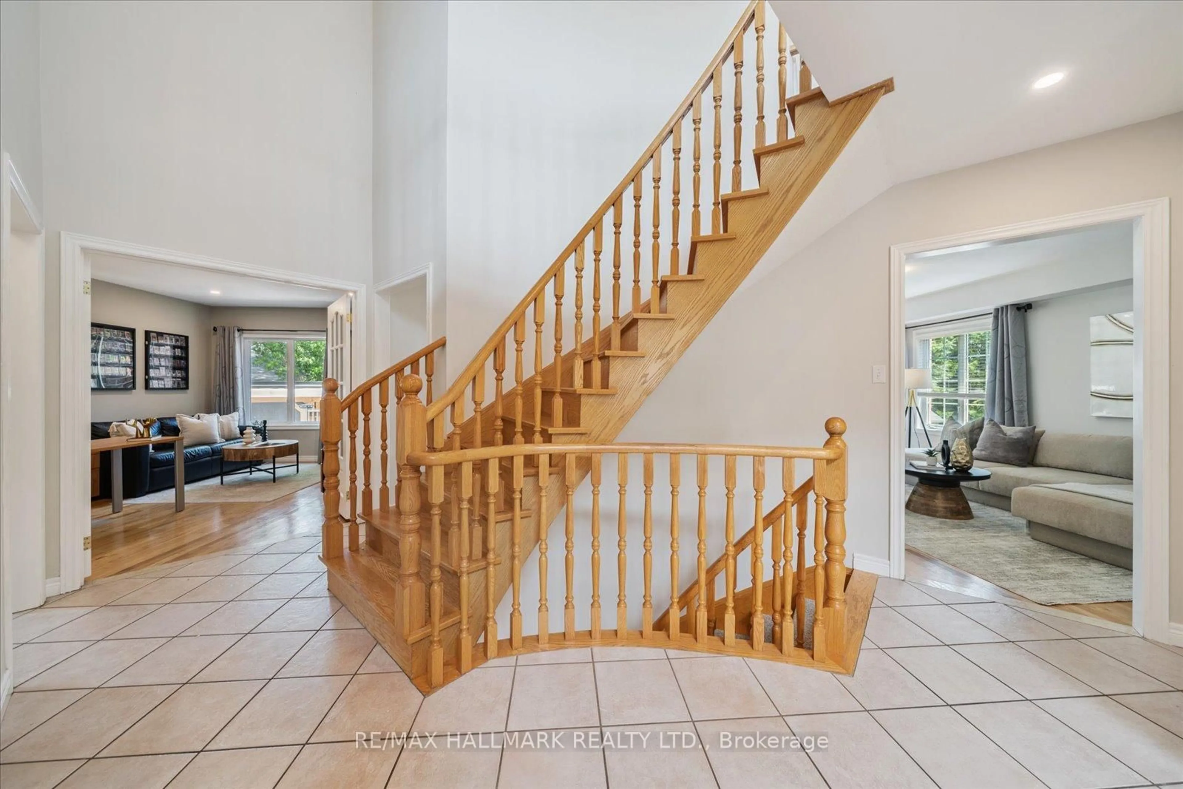 Indoor foyer for 118 Wheeler Cres, Whitchurch-Stouffville Ontario L4A 1K2