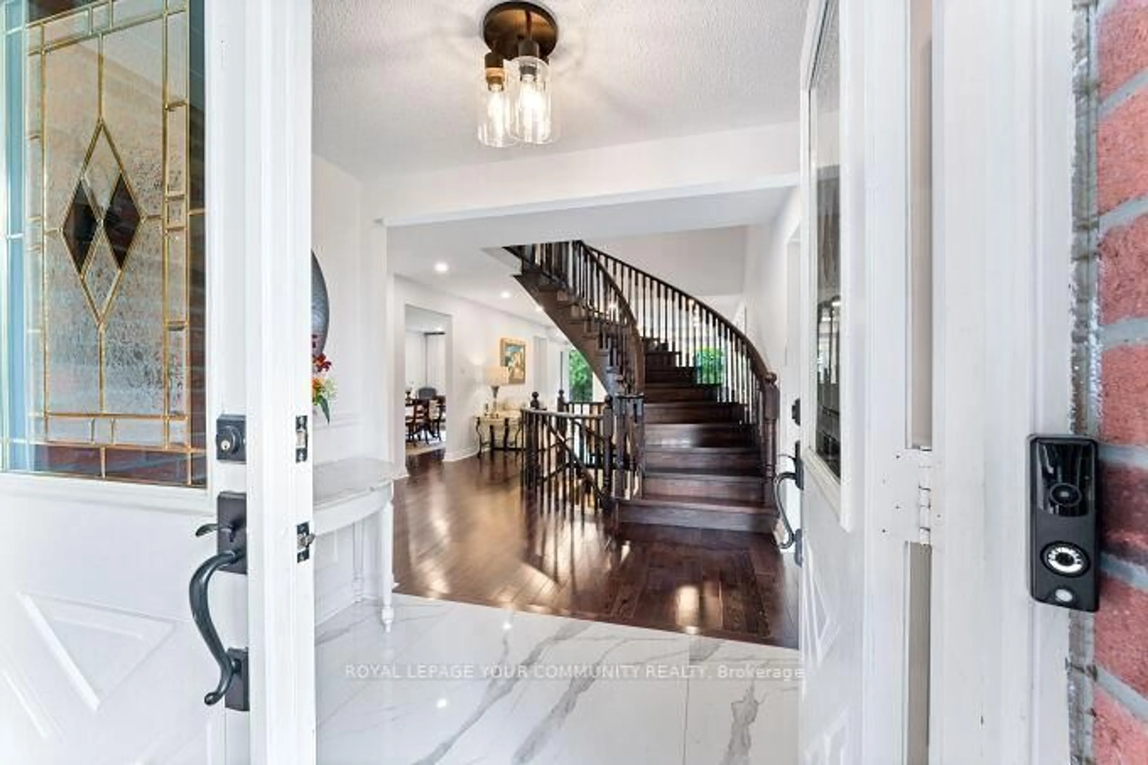 Indoor entryway for 20 Copland Tr, Aurora Ontario L4G 4S5
