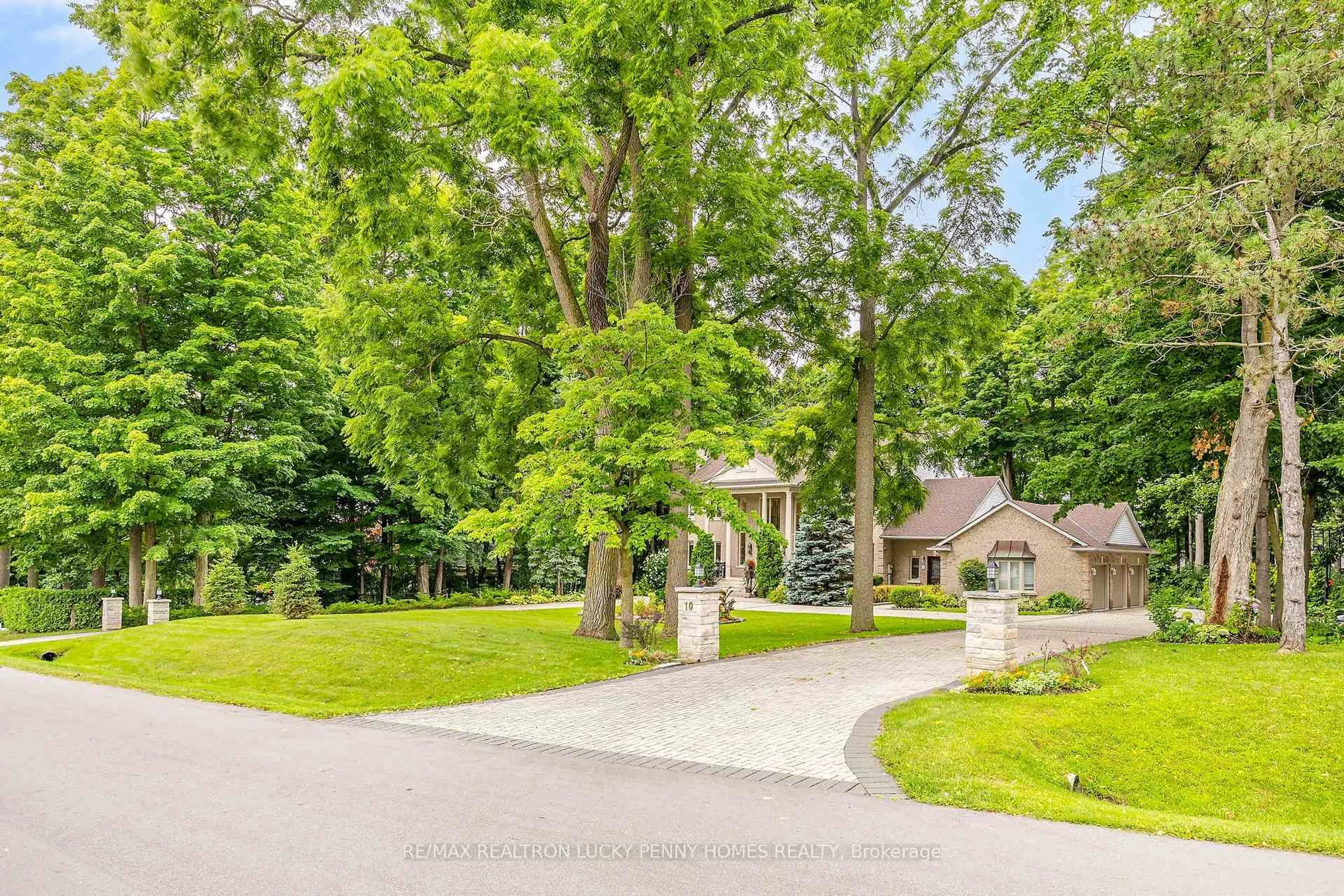 A pic from outside/outdoor area/front of a property/back of a property/a pic from drone, street for 10 Walnut Glen Pl, Markham Ontario L6C 1A3