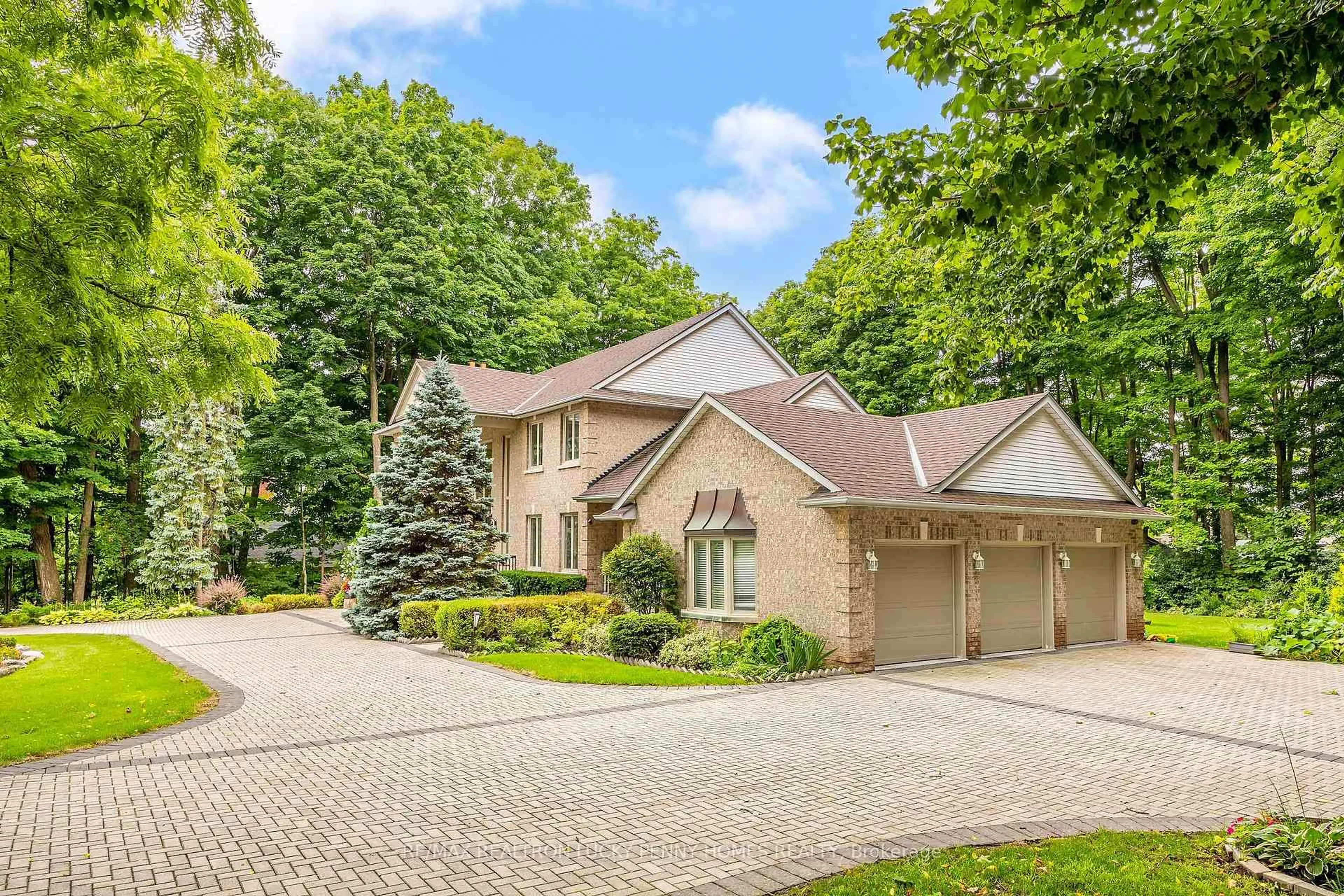 Home with brick exterior material, street for 10 Walnut Glen Pl, Markham Ontario L6C 1A3
